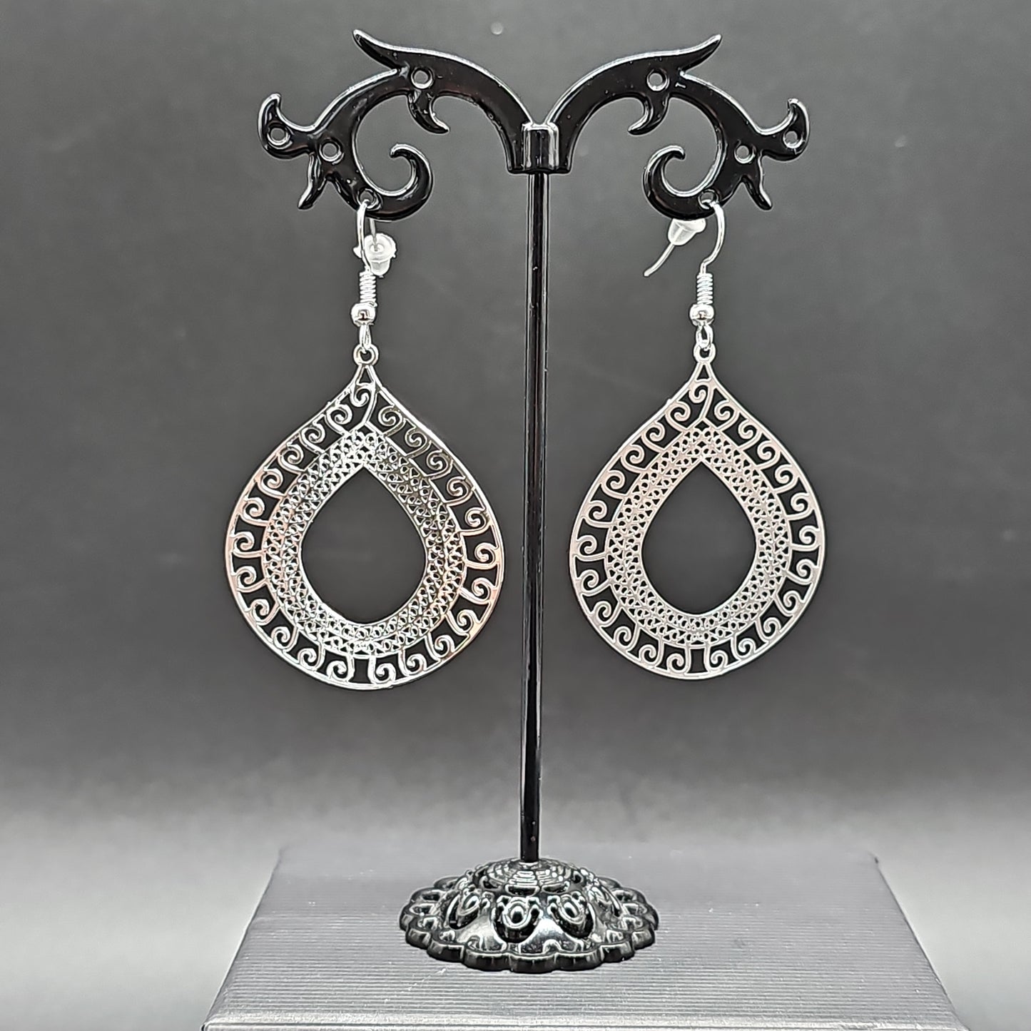 Boucles goutte ajourée motif oriental – acier doré ou argenté