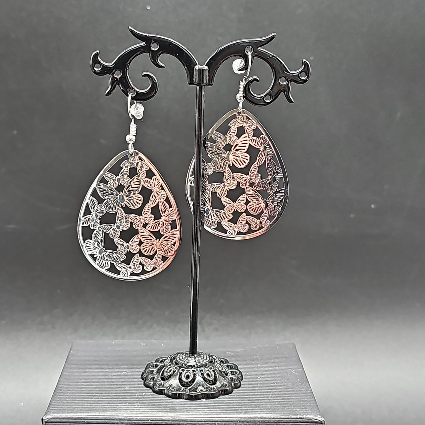 Boucles pendantes papillon en goutte filigrane – acier argenté hypoallergéniqueon