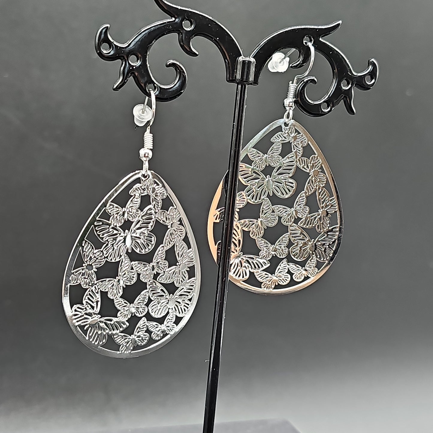 Boucles pendantes papillon en goutte filigrane – acier argenté hypoallergéniqueon