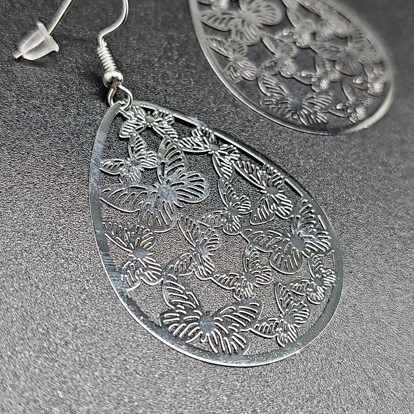 Boucles pendantes papillon en goutte filigrane – acier argenté hypoallergéniqueon