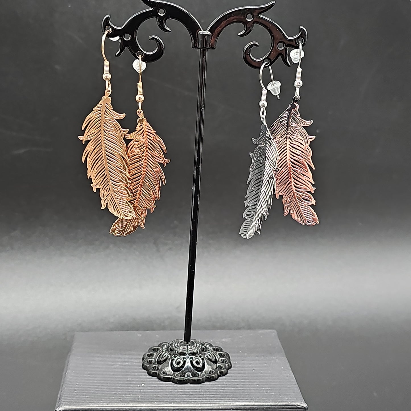 Boucles pendantes plume – acier doré, argenté ou noir hypoallergénique