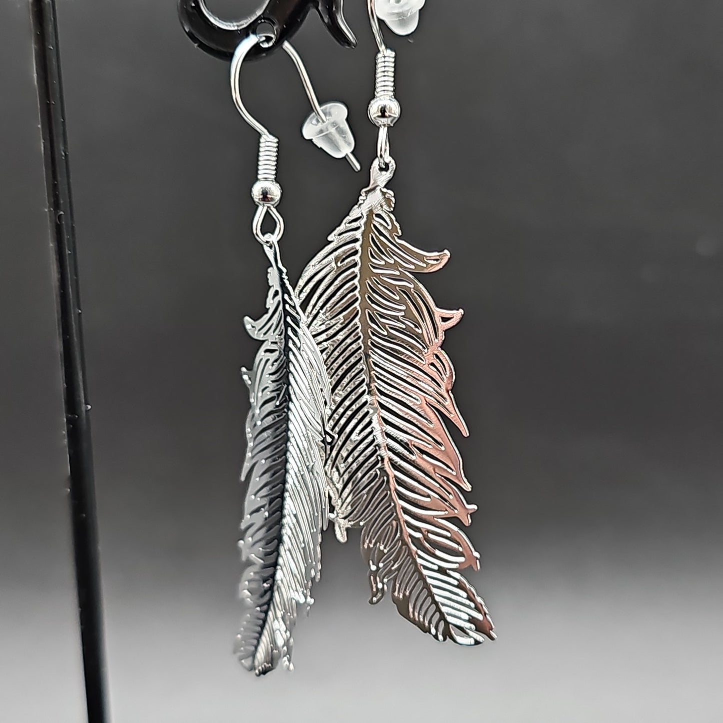 Boucles pendantes plume – acier doré, argenté ou noir hypoallergénique