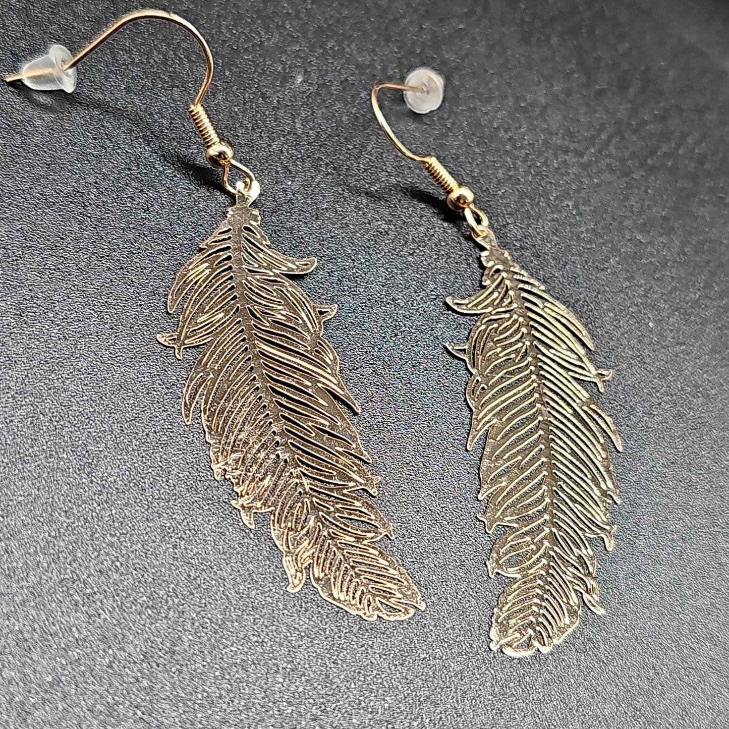 Boucles pendantes plume – acier doré, argenté ou noir hypoallergénique