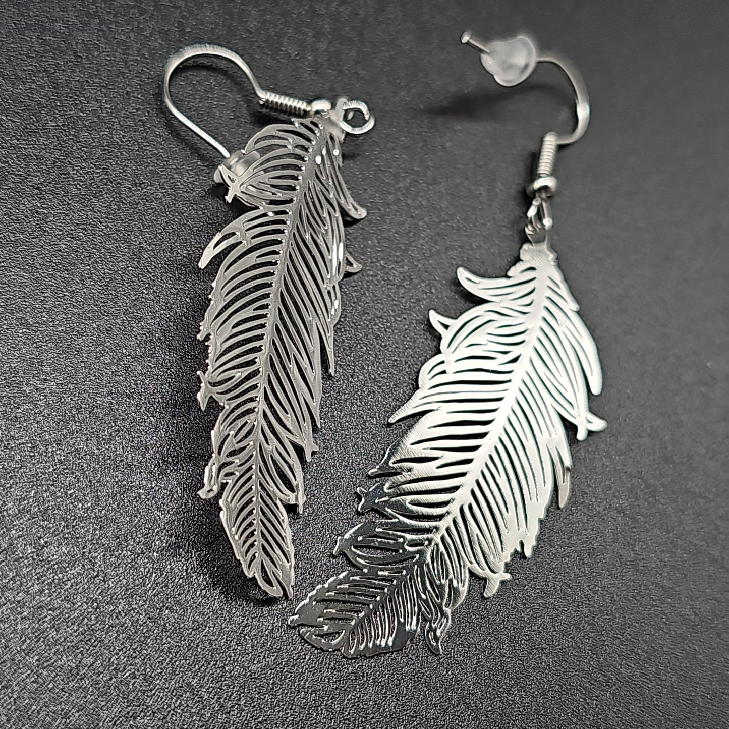 Boucles pendantes plume – acier doré, argenté ou noir hypoallergénique