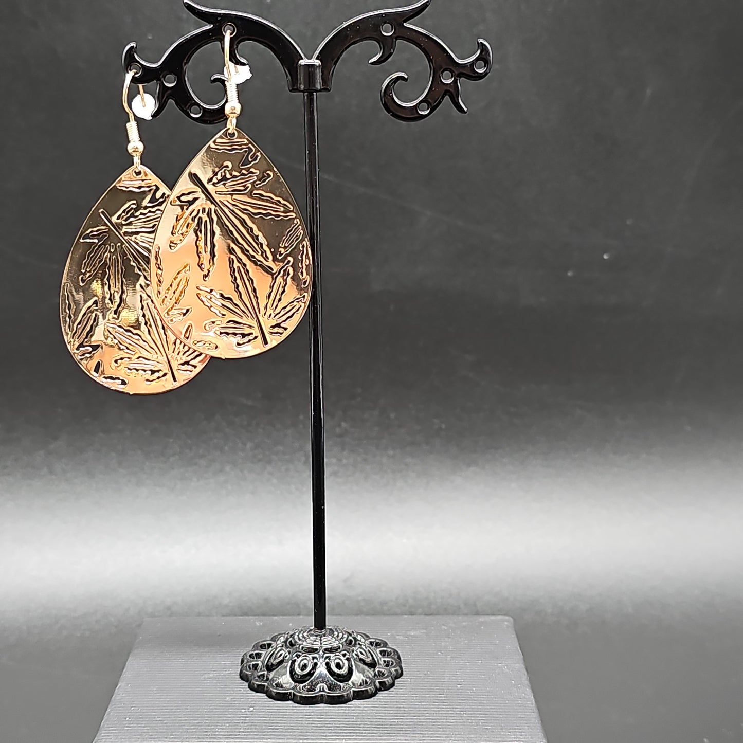 Boucles d’oreilles pendantes acier doré – forme goutte filigrane motif floral