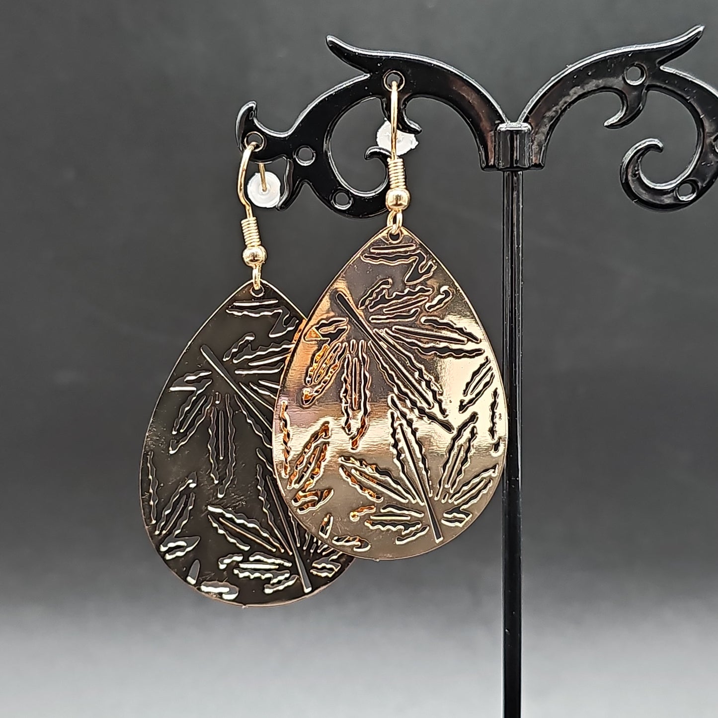 Boucles d’oreilles pendantes acier doré – forme goutte filigrane motif floral