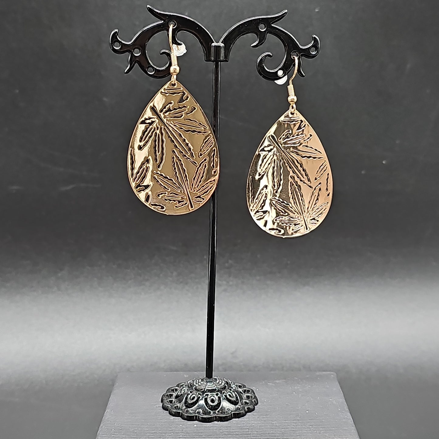 Boucles d’oreilles pendantes acier doré – forme goutte filigrane motif floral