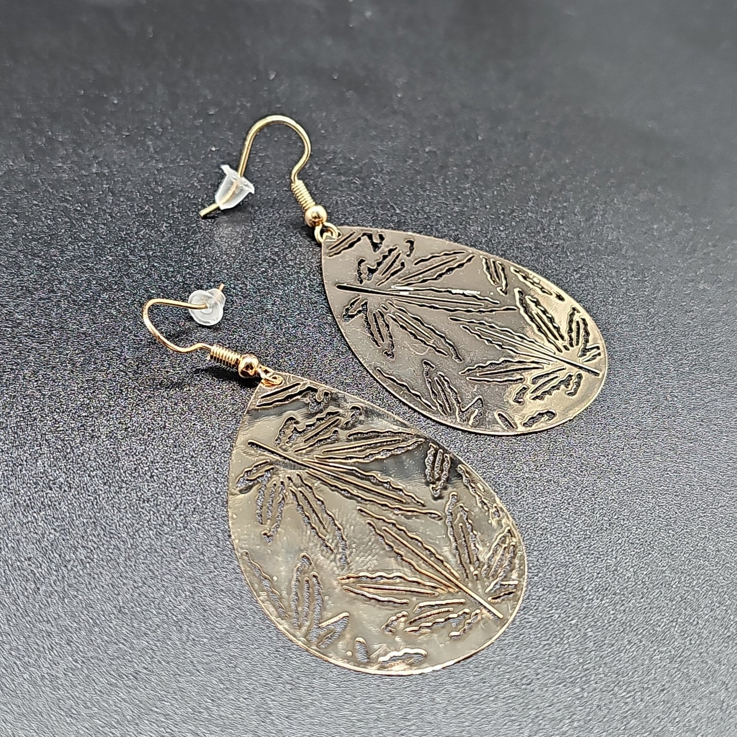 Boucles d’oreilles pendantes acier doré – forme goutte filigrane motif floral