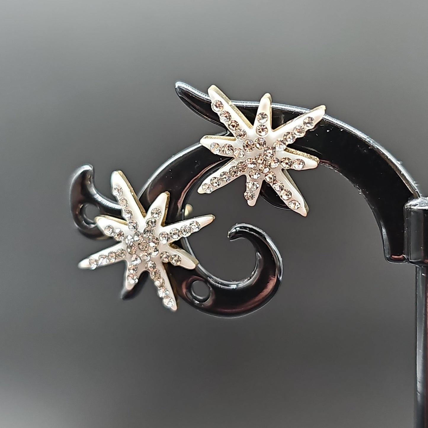 Boucles d'oreilles clous forme étoile polaire incrustée strass scintillants