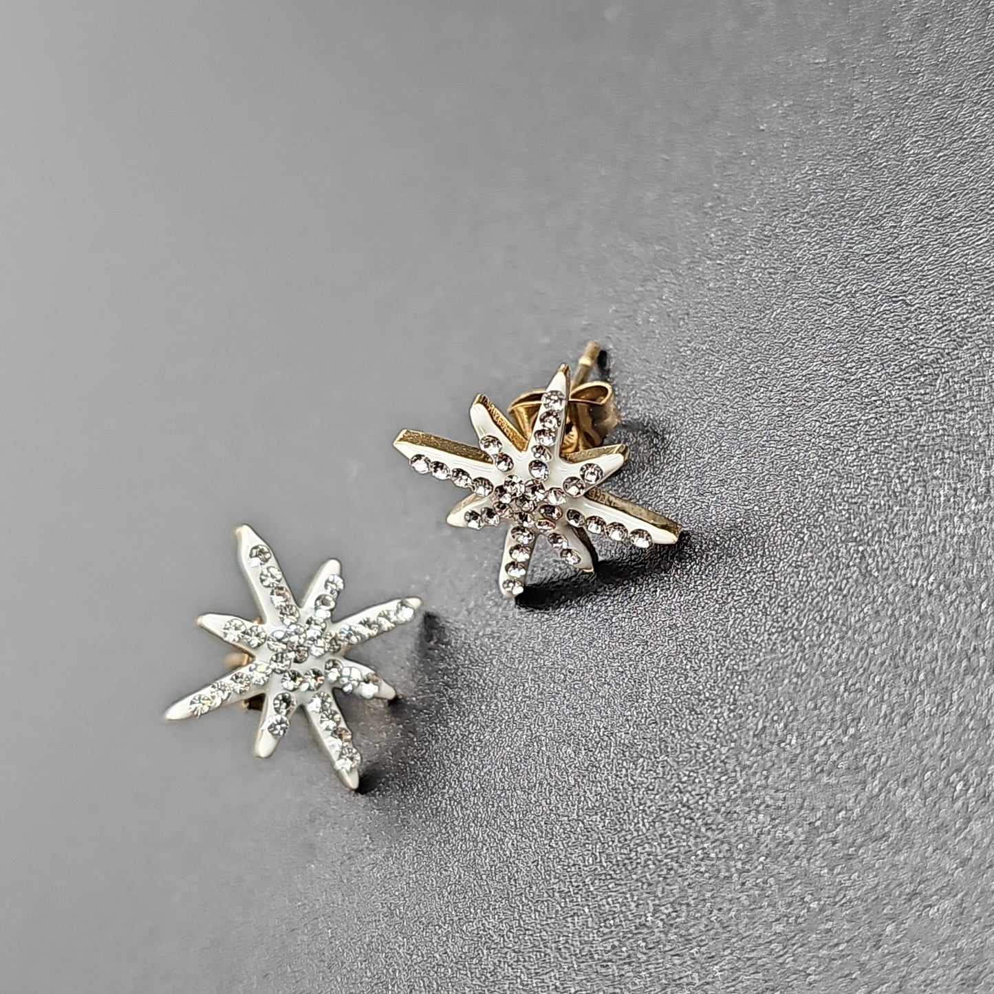 Boucles d'oreilles clous forme étoile polaire incrustée strass scintillants