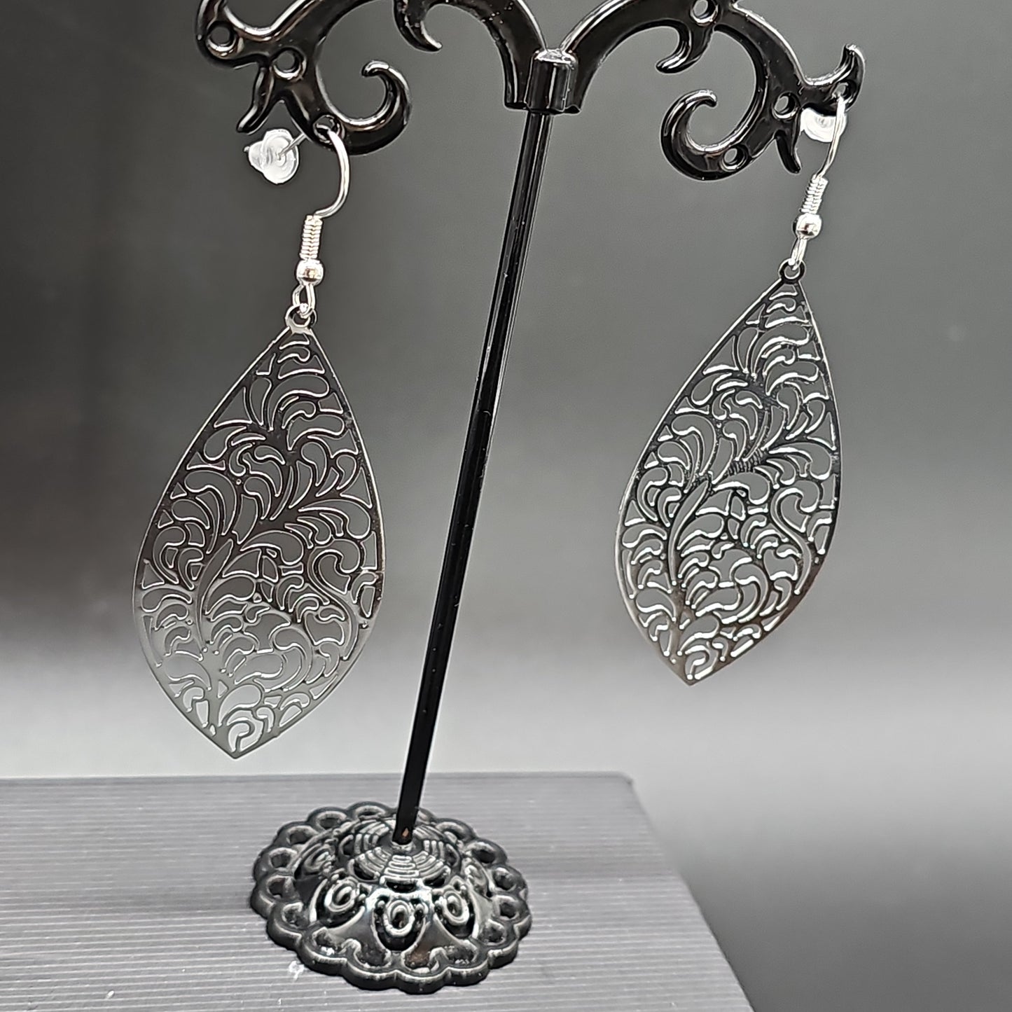 Boucles pendantes filigrane ovale – acier inoxydable argenté floral