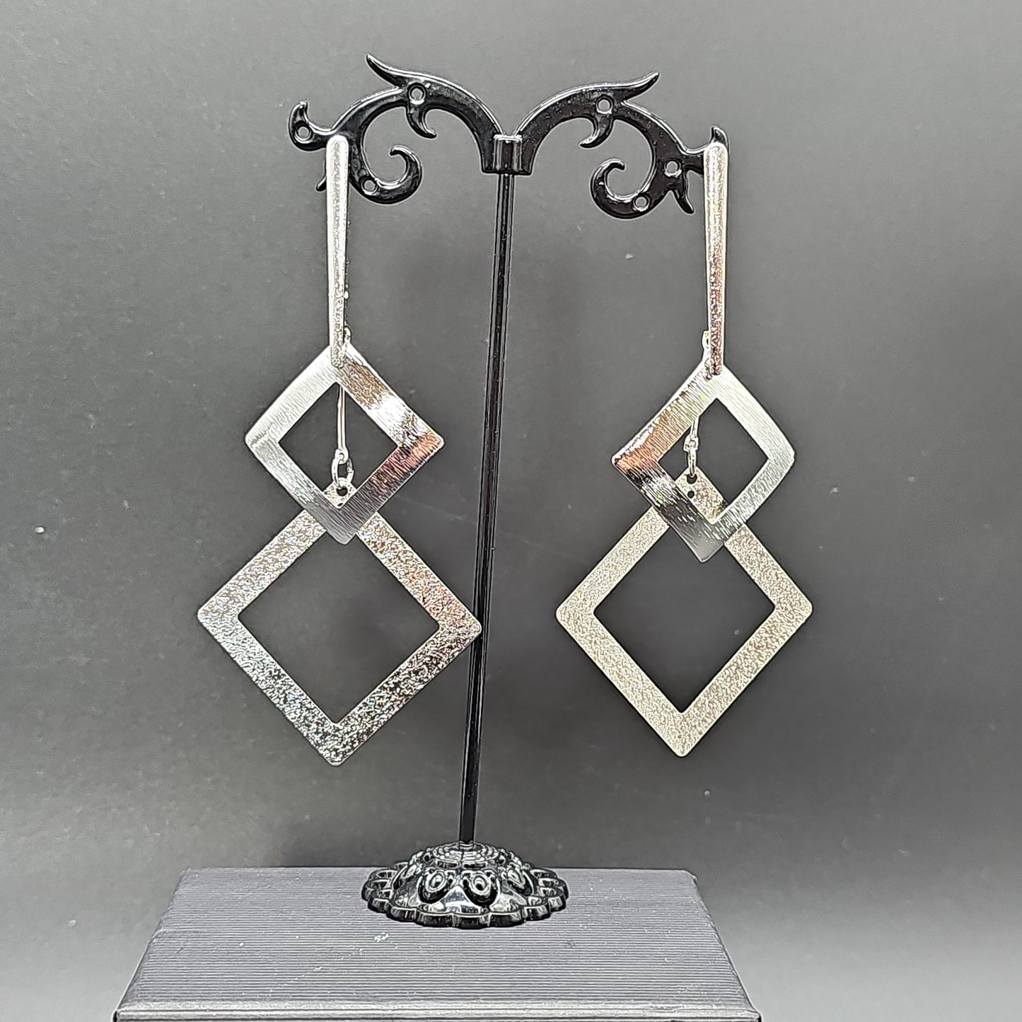 Boucles pendantes géométriques – tige fine & acier doré ou argenté
