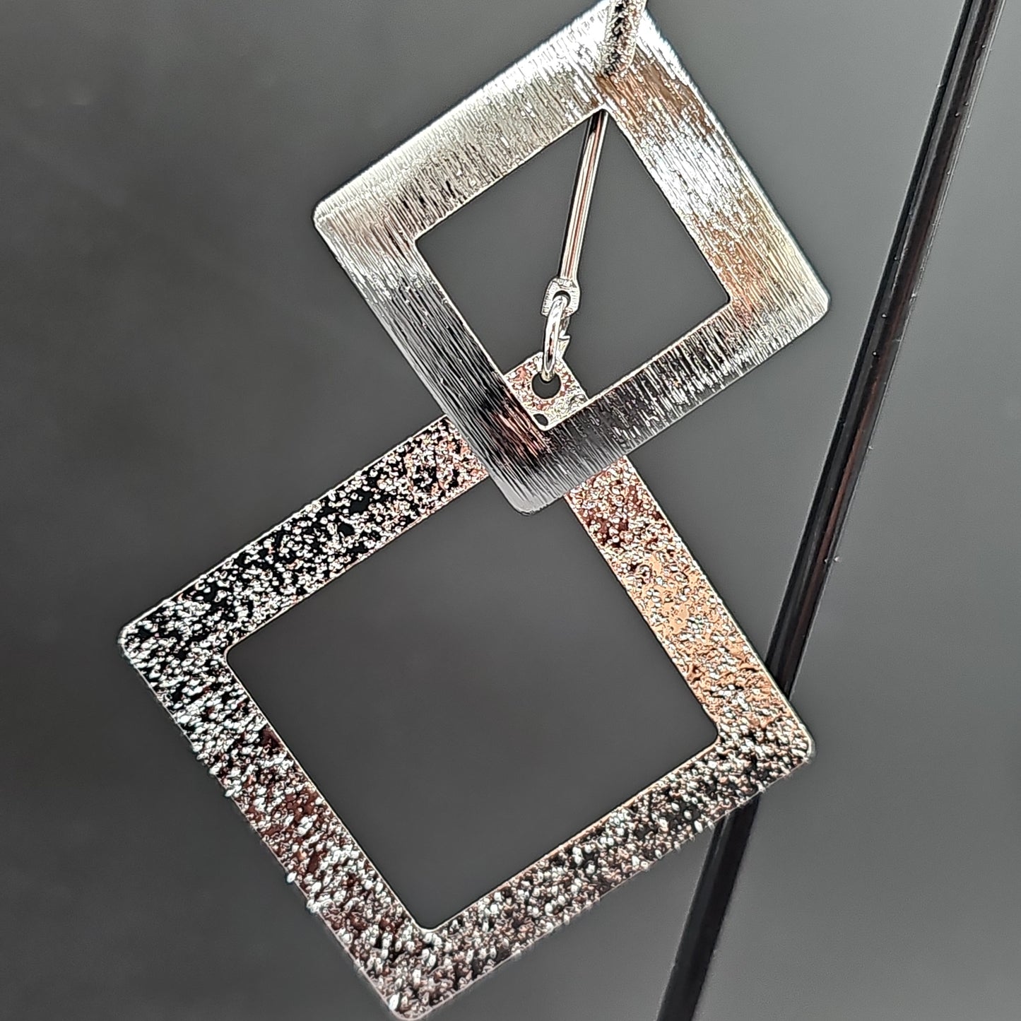 Boucles pendantes géométriques – tige fine & acier doré ou argenté