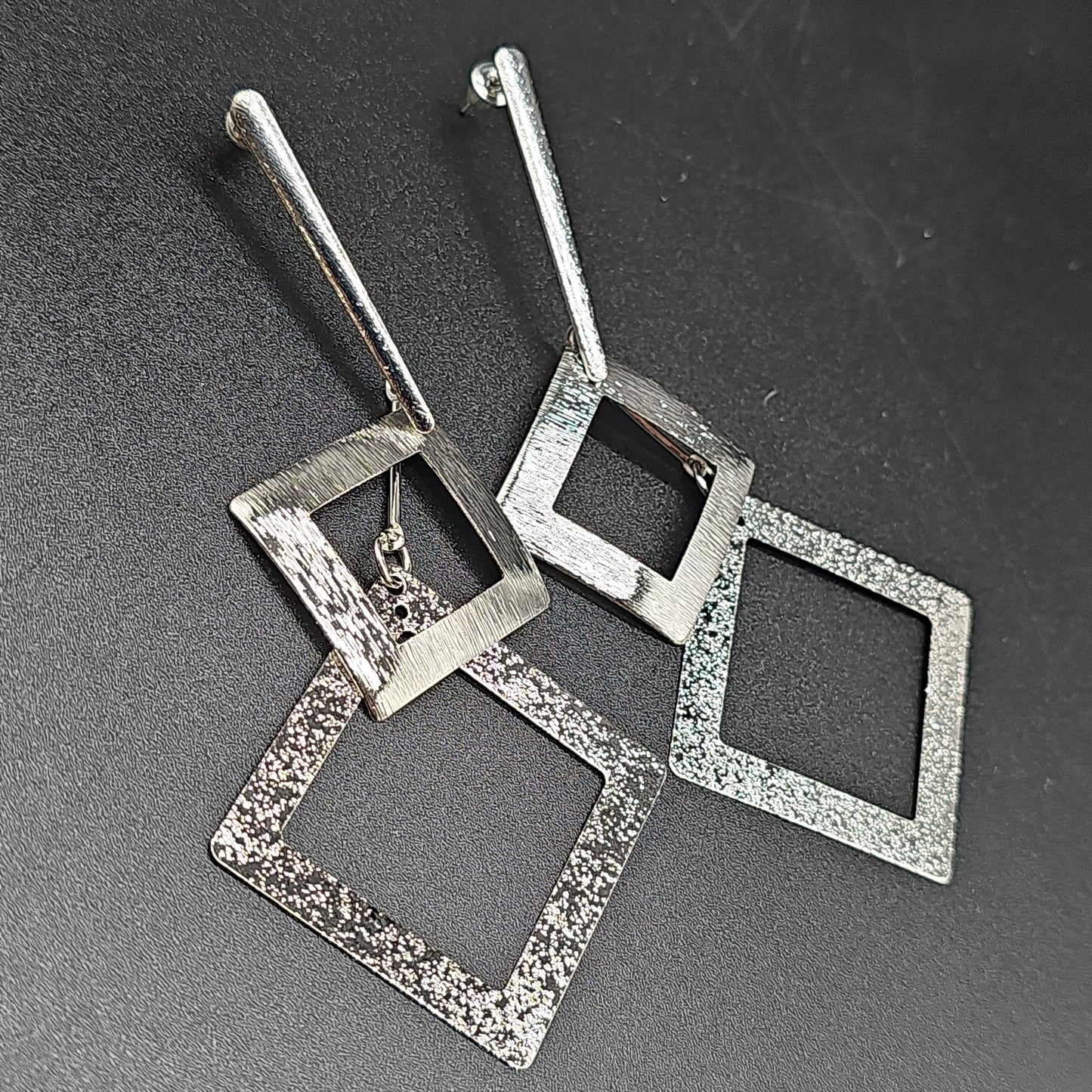 Boucles pendantes géométriques – tige fine & acier doré ou argenté