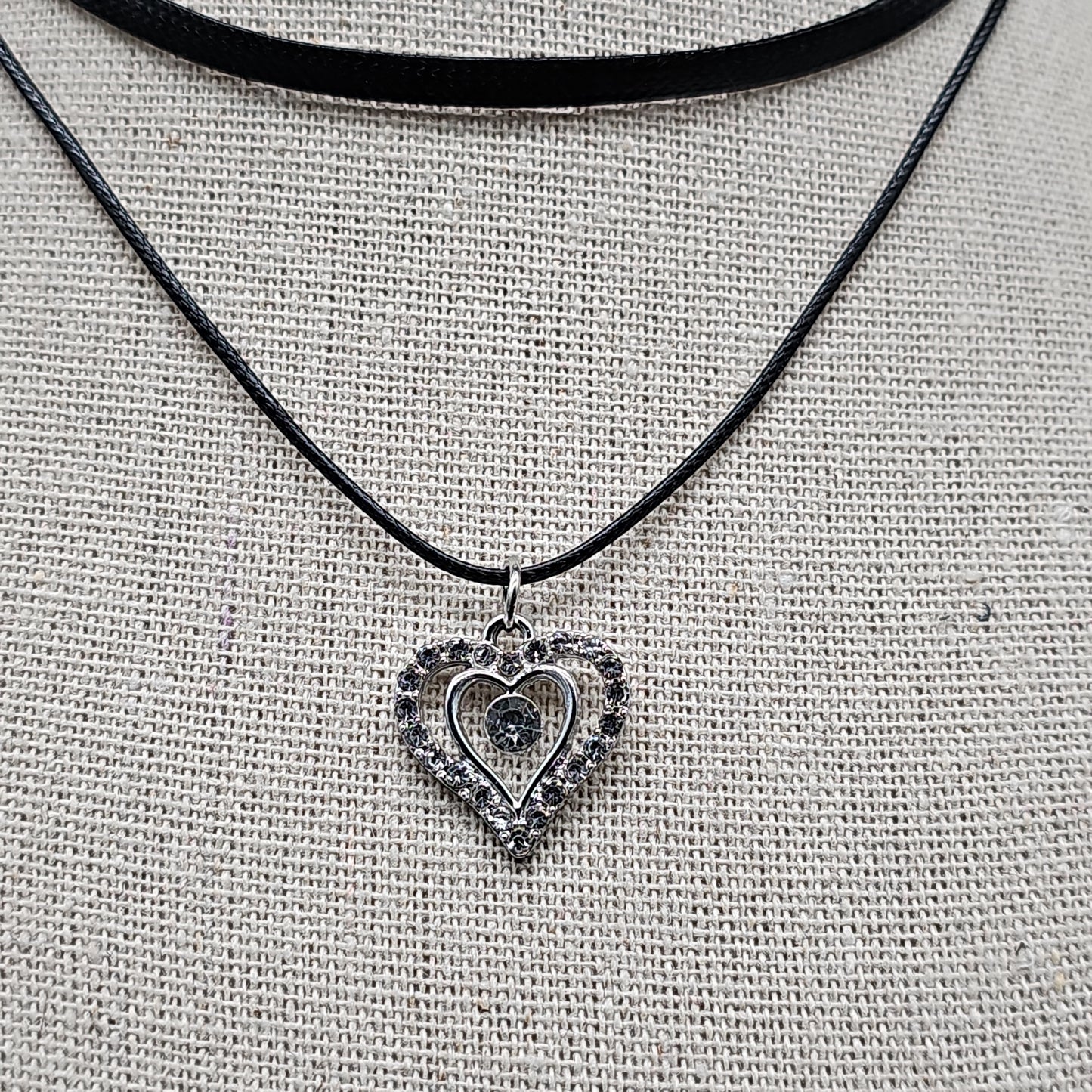 Collier tour de cou simili cuir noir double cœur strass – style romantique et chic