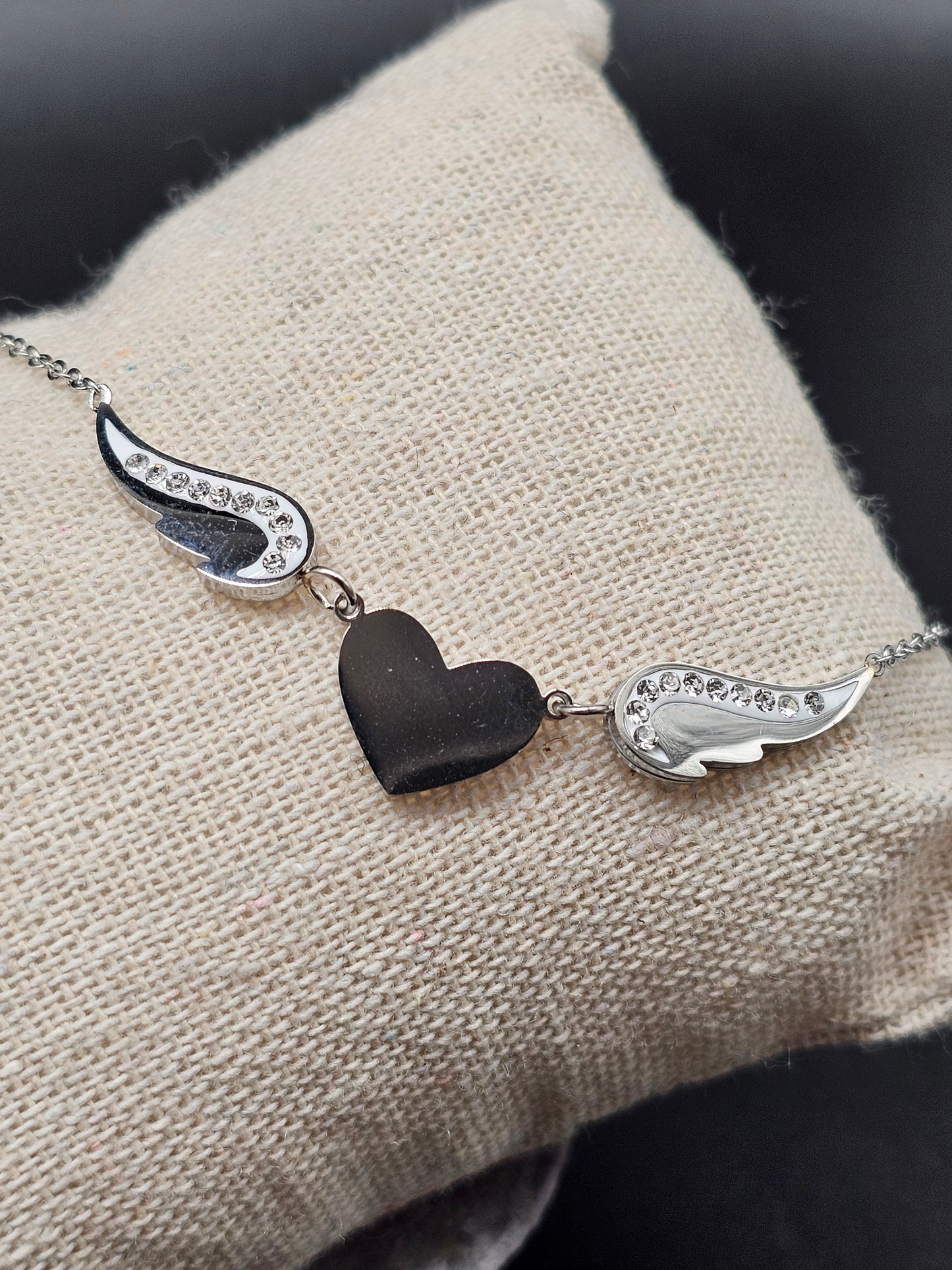 Bracelet doré en acier inoxydable – cœur et aile d’ange gravés strass