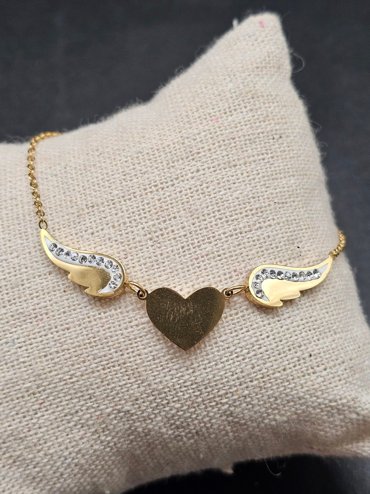 Bracelet doré en acier inoxydable – cœur et aile d’ange gravés strass