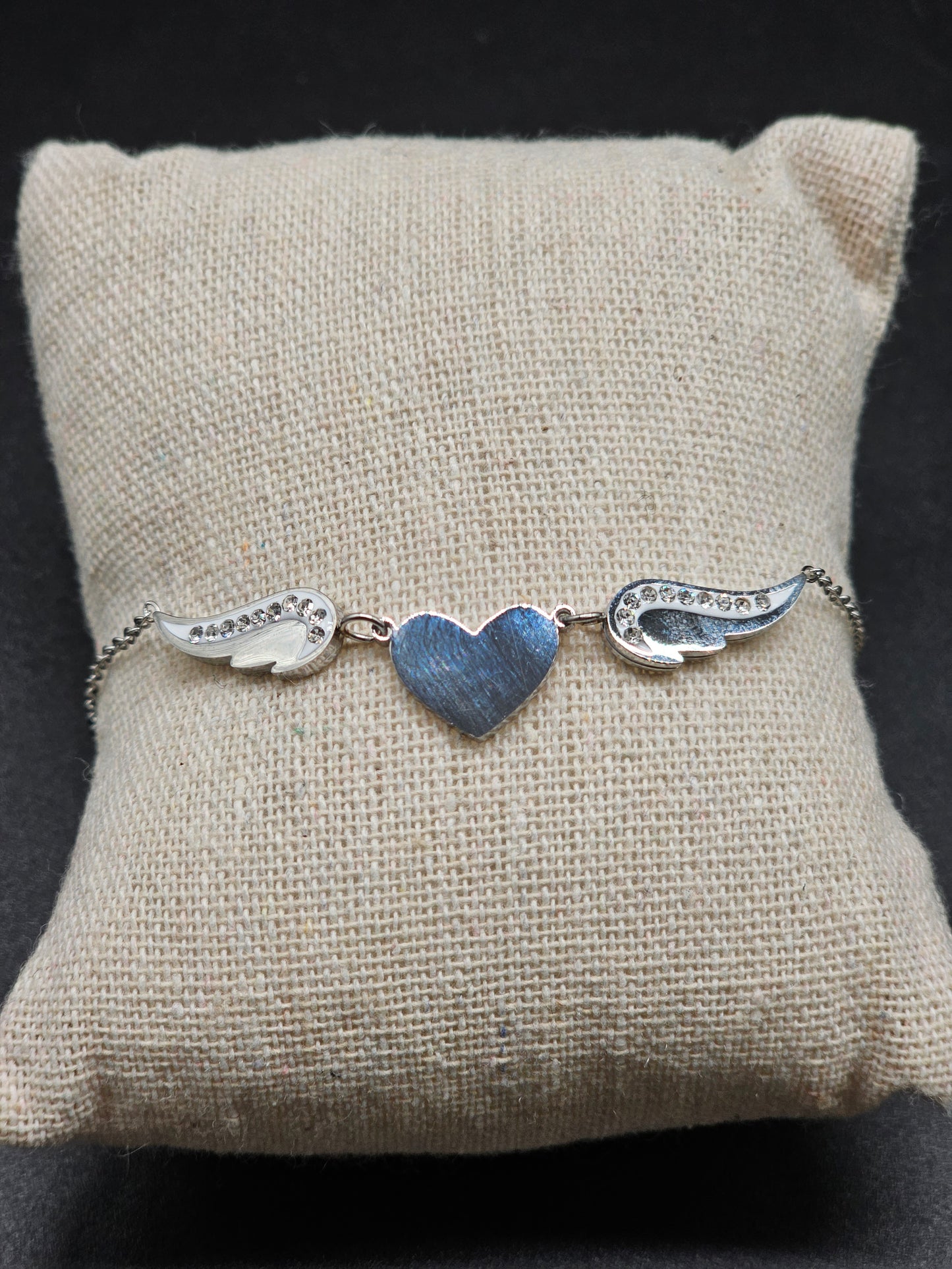 Bracelet doré en acier inoxydable – cœur et aile d’ange gravés strass