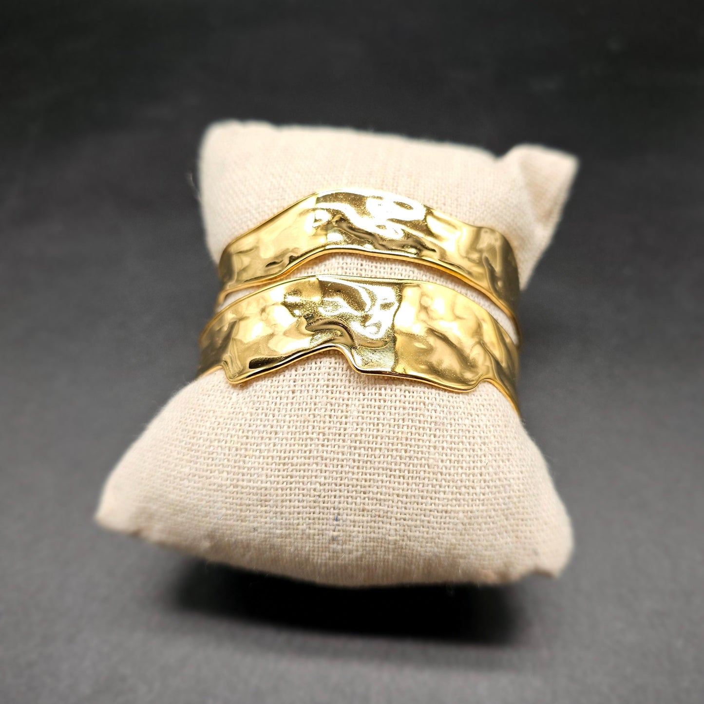 Bracelet manchette ouvert ajustable acier inoxydable doré effet froissé