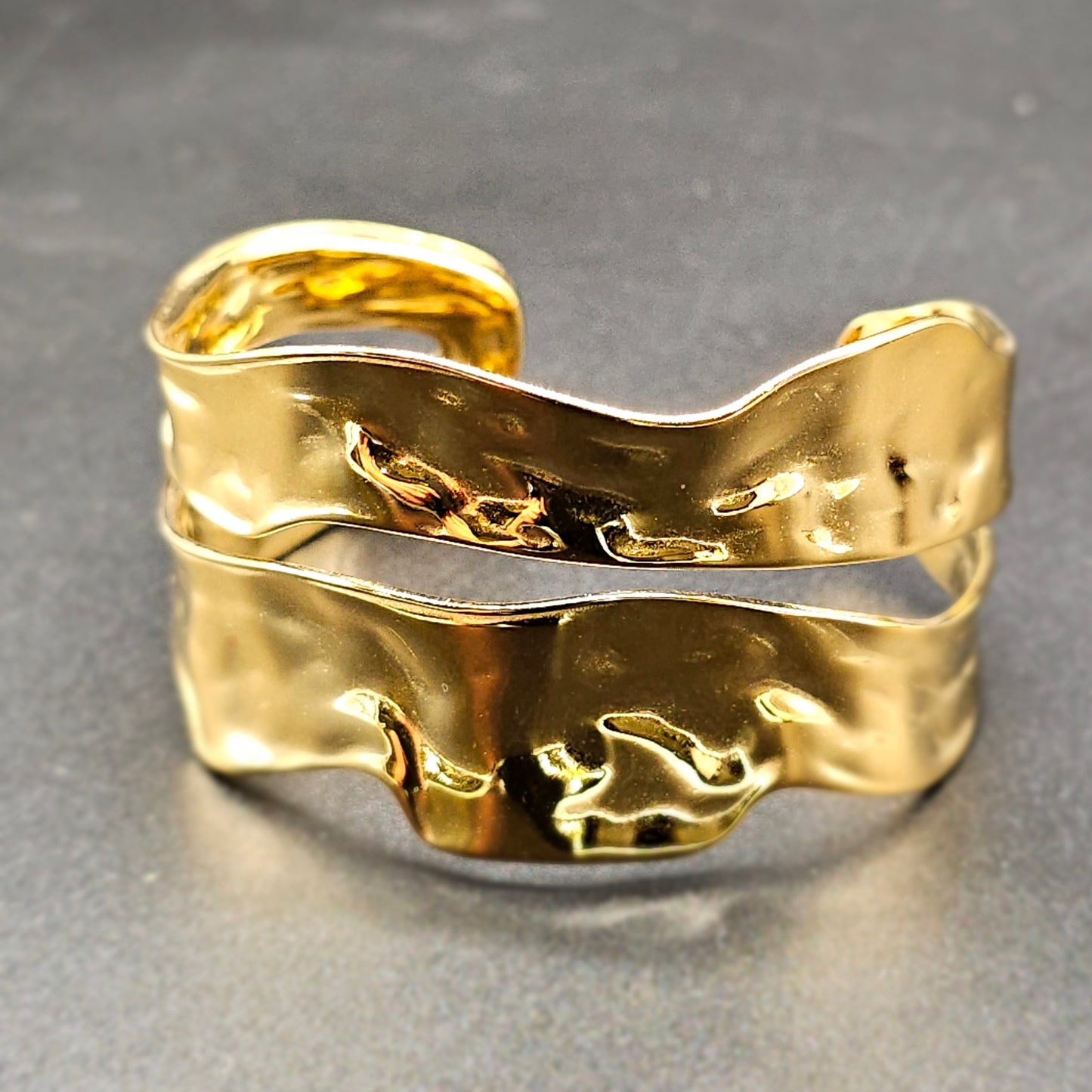 Bracelet manchette ouvert ajustable acier inoxydable doré effet froissé