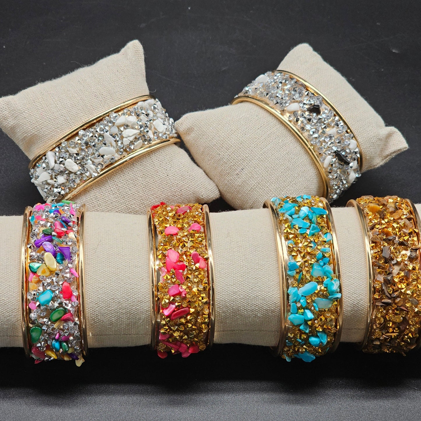 Bracelet manchette ouvert acier inoxydable doré – éclats pierre reconstituée colorée