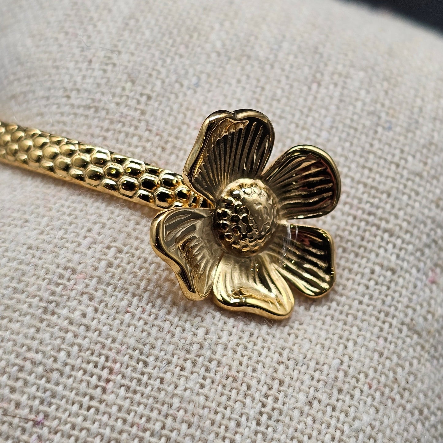 Bracelet jonc doré acier inoxydable – anneaux martelés & fleurs en relief