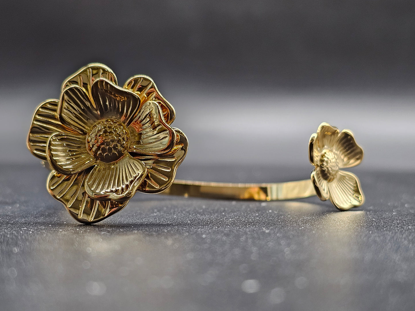 Bracelet jonc doré acier inoxydable – anneaux martelés & fleurs en relief