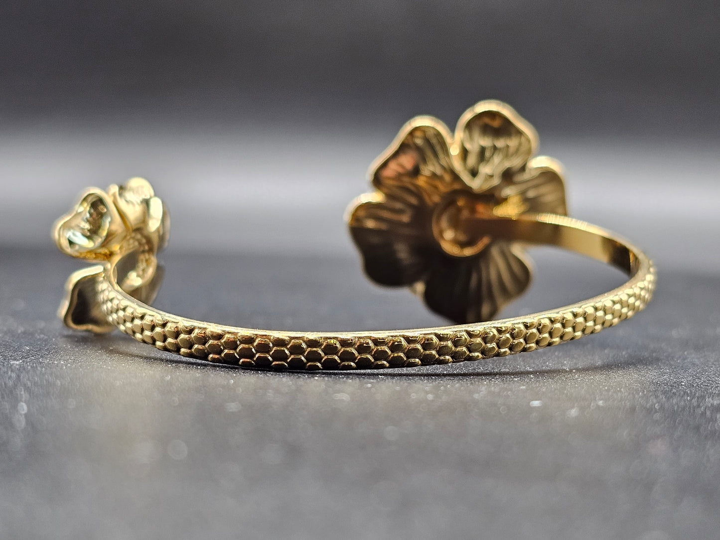 Bracelet jonc doré acier inoxydable – anneaux martelés & fleurs en relief