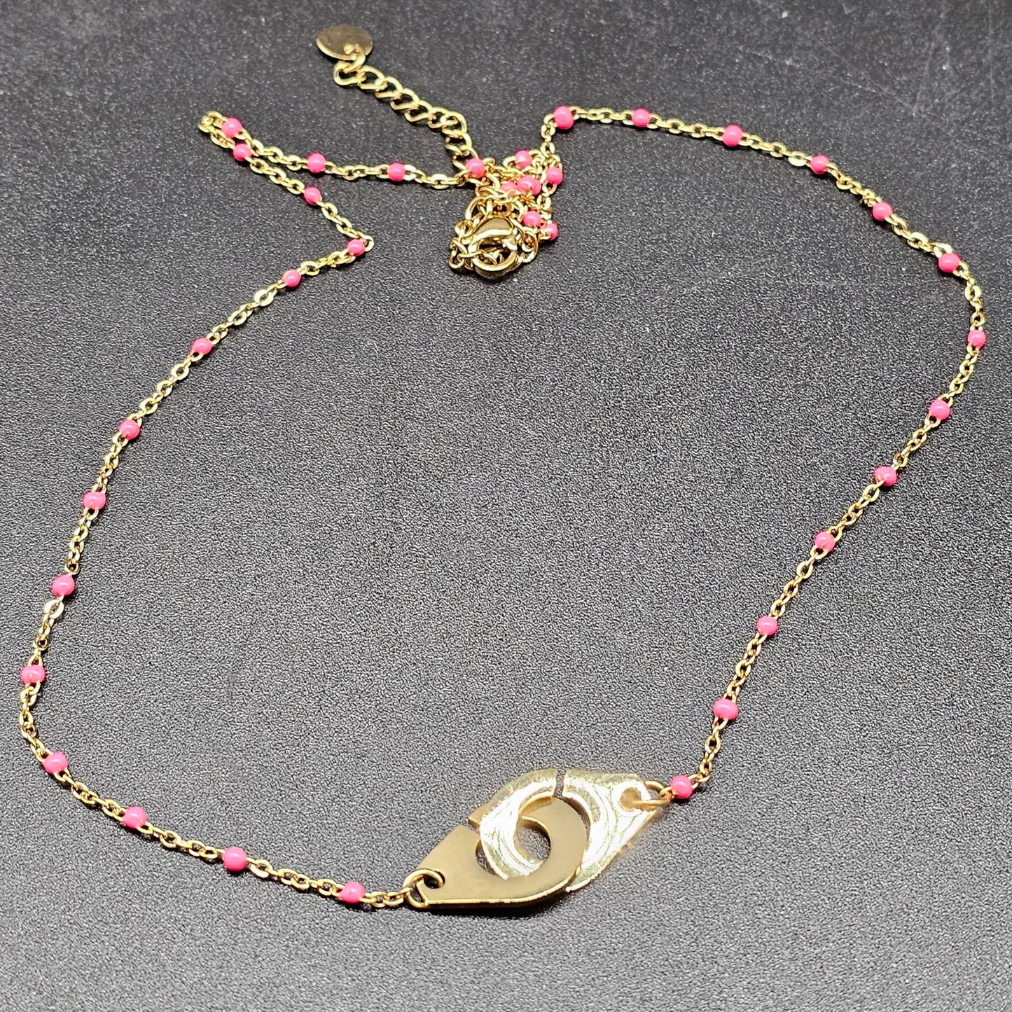 Collier doré en acier – maille forçat fine et éclats de pierres colorées menottes entrelacées