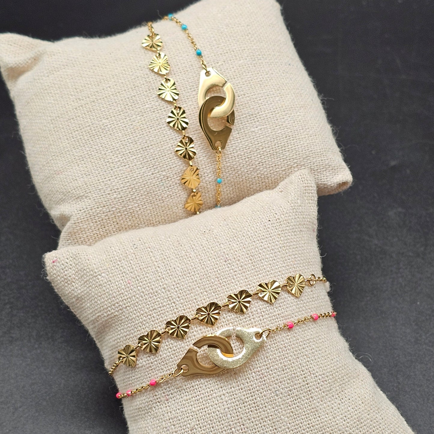 Bracelet double chaîne acier inoxydable doré – pendentif menottes dorées & perles roses ou turquoises