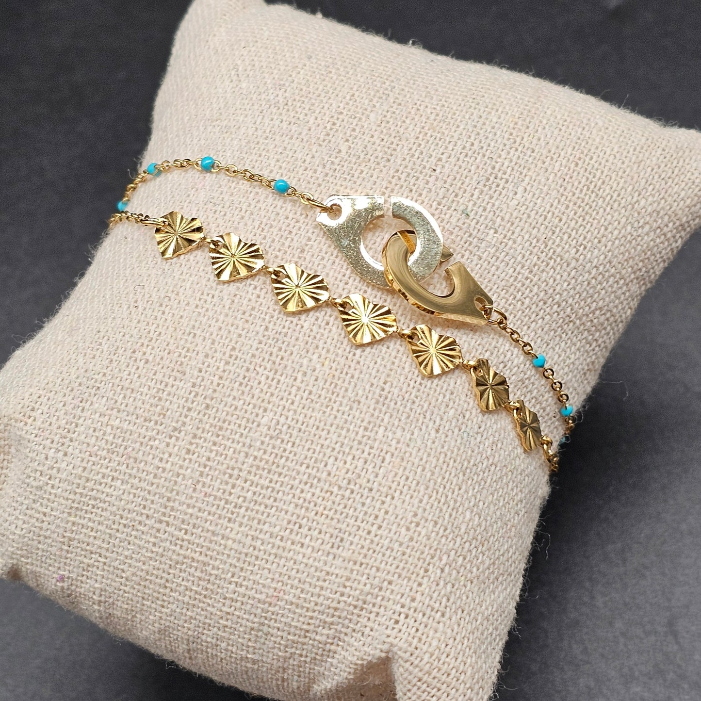 Bracelet double chaîne acier inoxydable doré – pendentif menottes dorées & perles roses ou turquoises