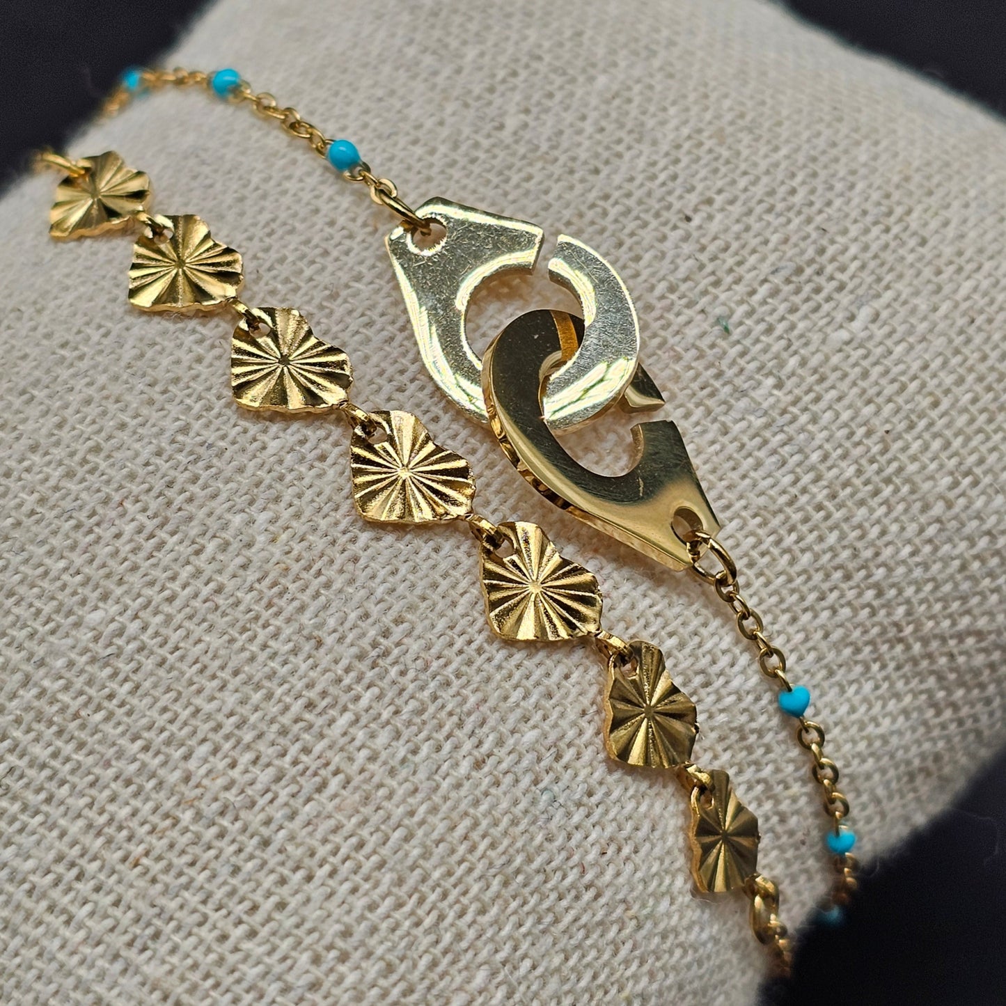 Bracelet double chaîne acier inoxydable doré – pendentif menottes dorées & perles roses ou turquoises