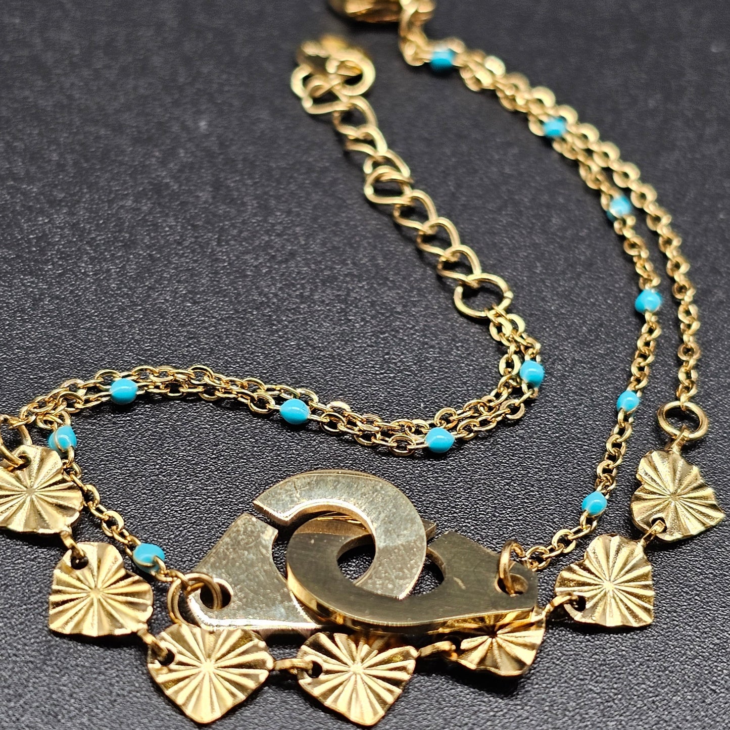 Bracelet double chaîne acier inoxydable doré – pendentif menottes dorées & perles roses ou turquoises