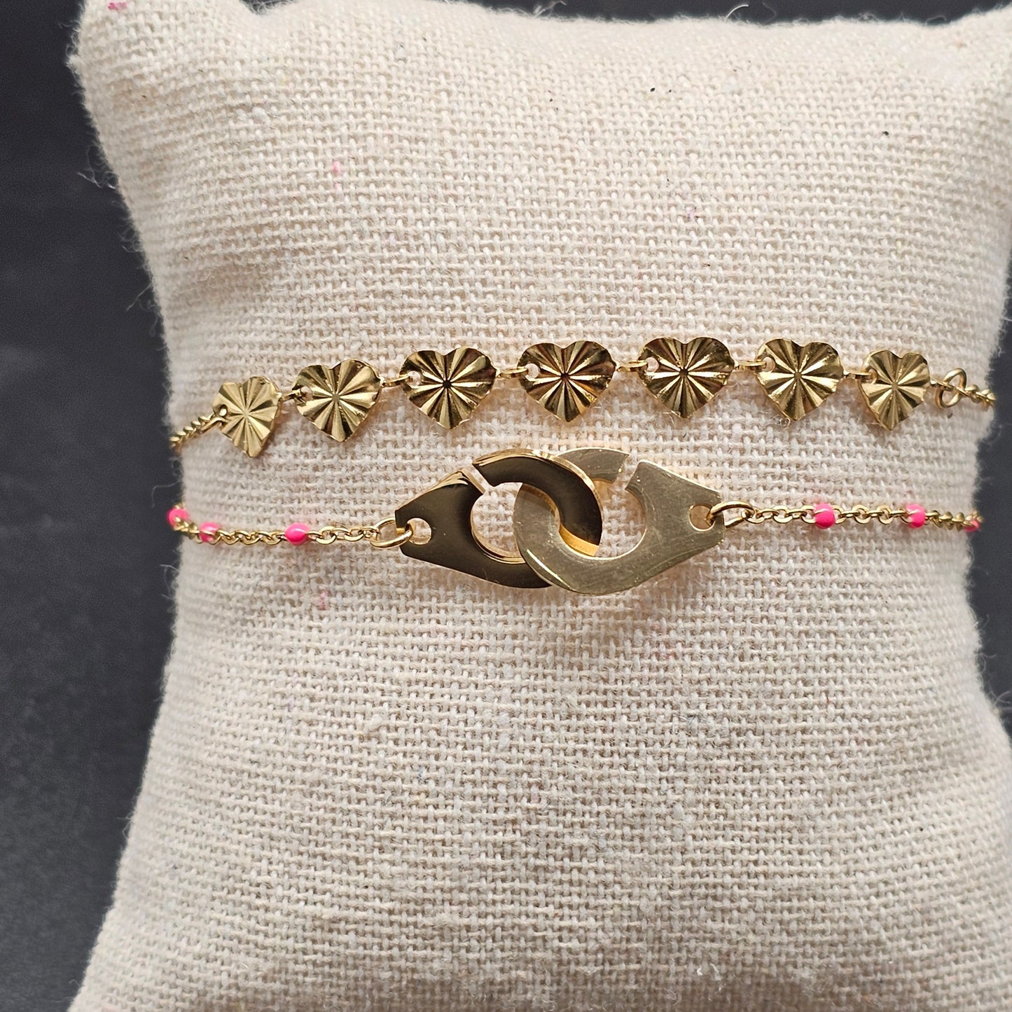 Bracelet double chaîne acier inoxydable doré – pendentif menottes dorées & perles roses ou turquoises