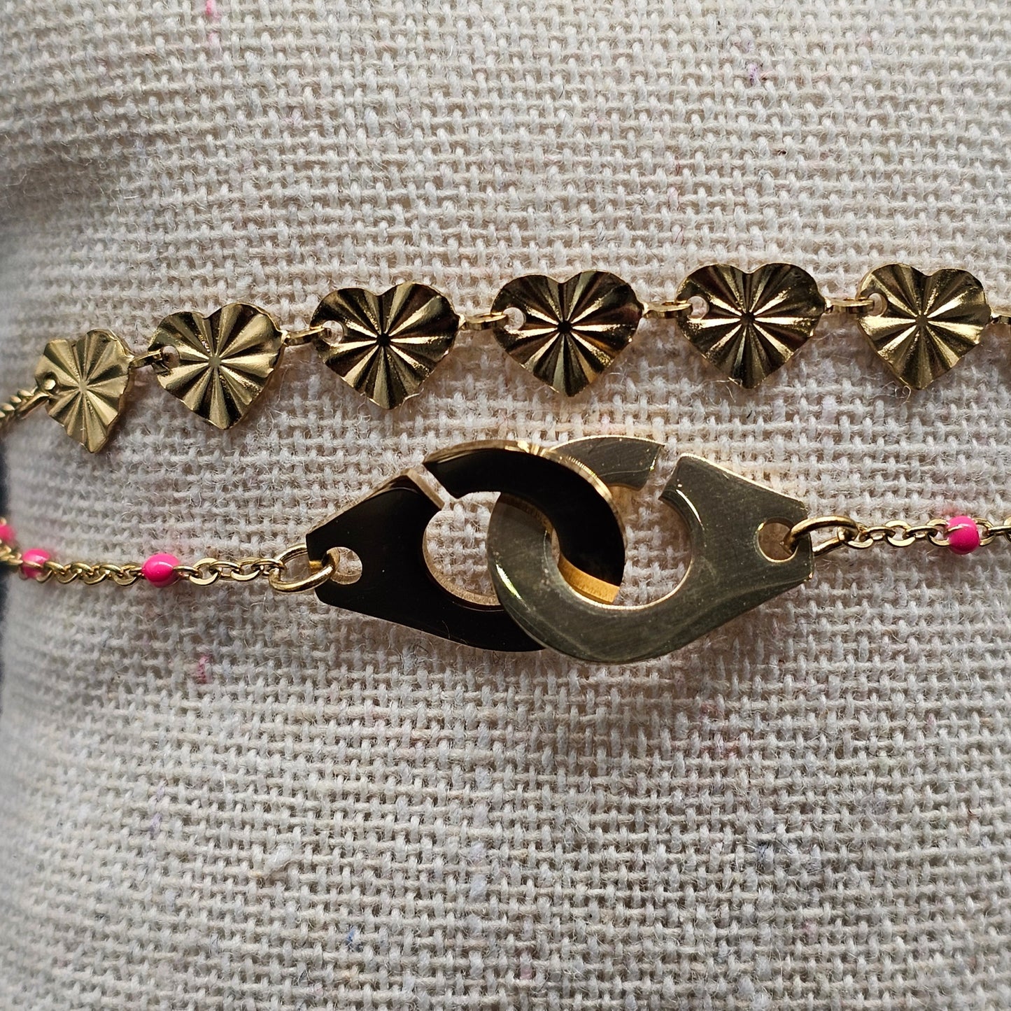 Bracelet double chaîne acier inoxydable doré – pendentif menottes dorées & perles roses ou turquoises