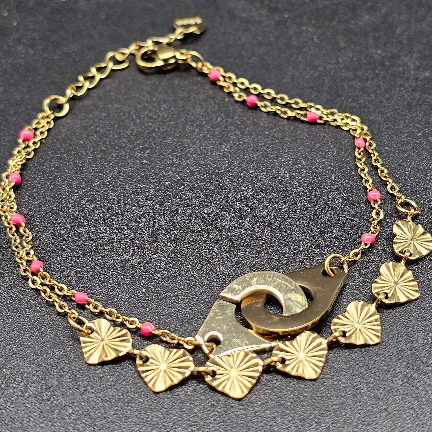 Bracelet double chaîne acier inoxydable doré – pendentif menottes dorées & perles roses ou turquoises