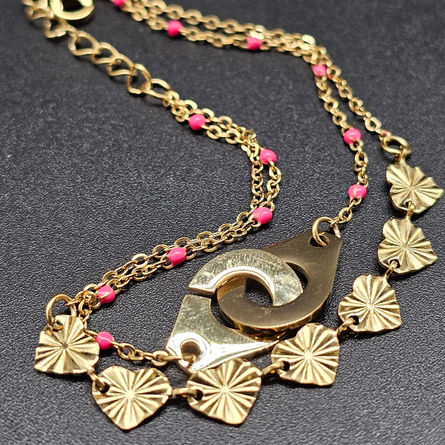 Bracelet double chaîne acier inoxydable doré – pendentif menottes dorées & perles roses ou turquoises