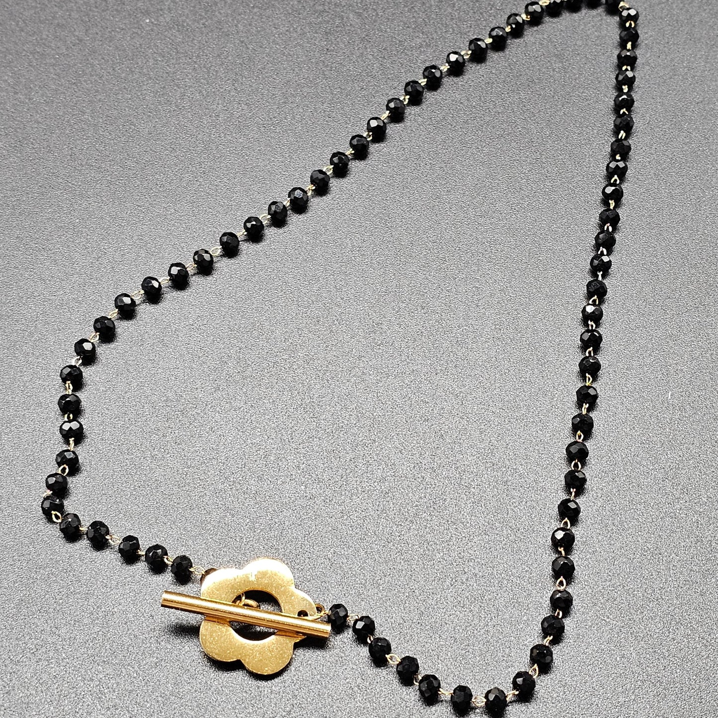 Collier doré acier inoxydable chaîne fine perles facettées noires et fermoir T toggle doré fleur