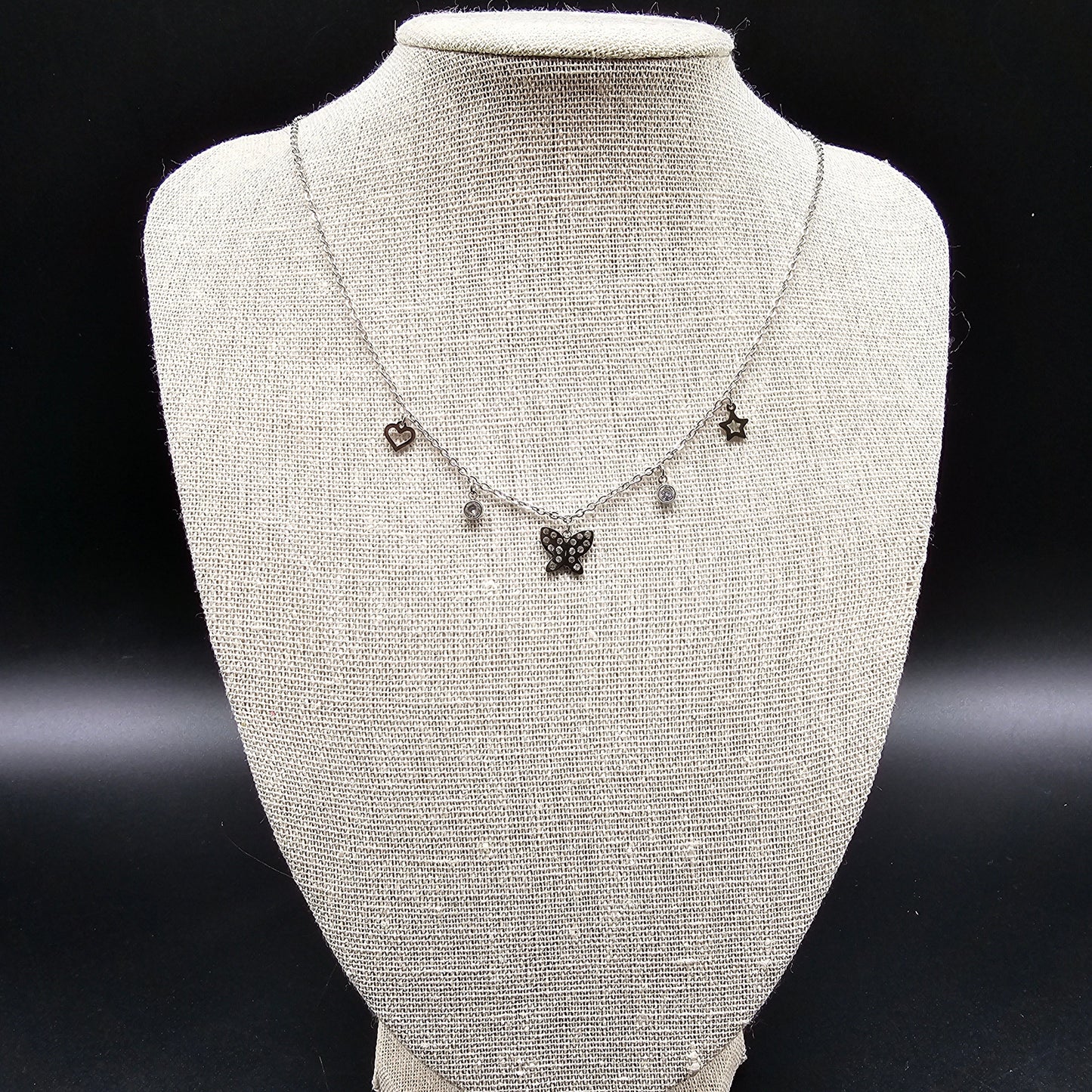 Collier argenté en acier – maille forçat fine, pampilles papillon & strass