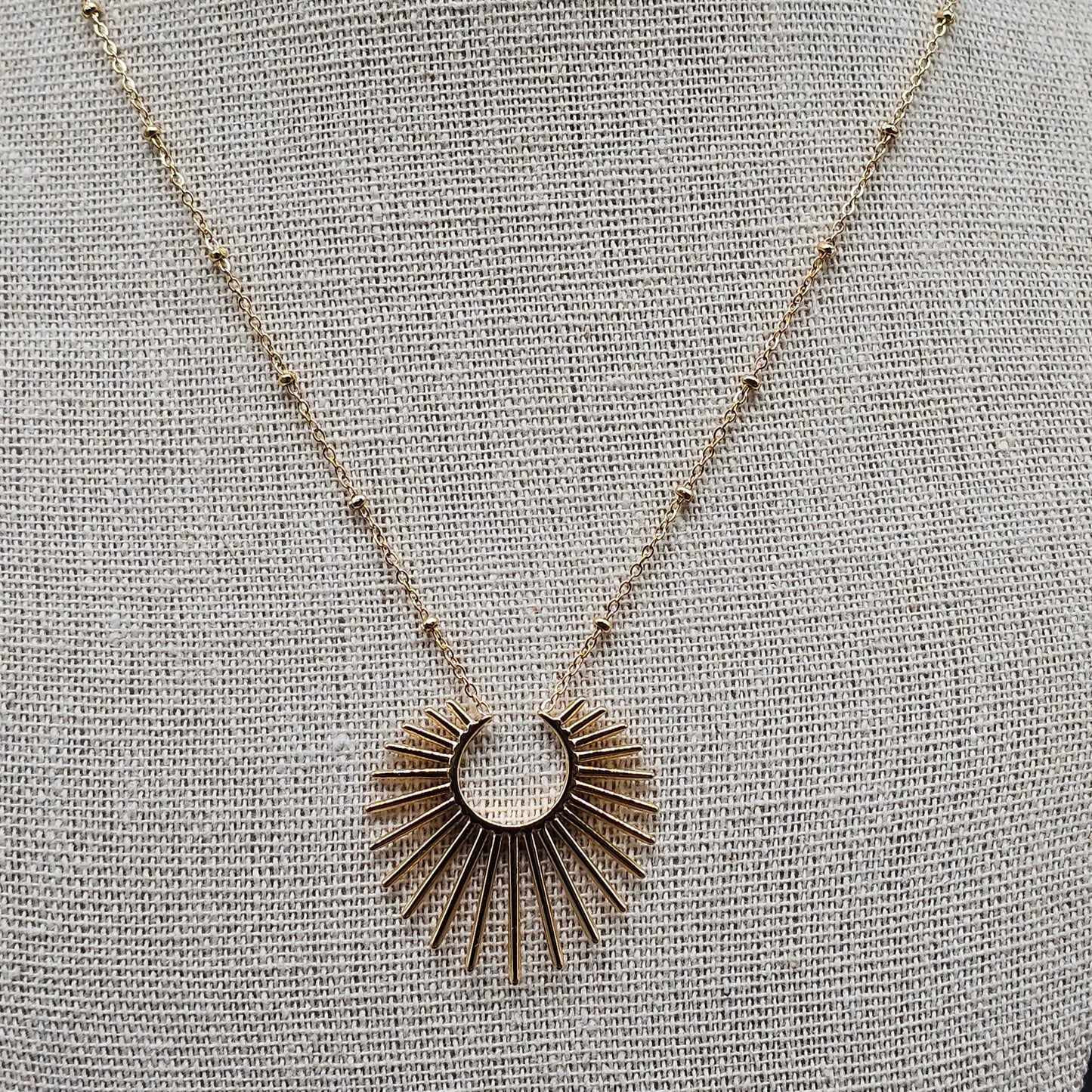 Collier acier inoxydable doré fine chaîne fantaisie maille forçat petites billes acier doré pendentif forme rayons de soleil