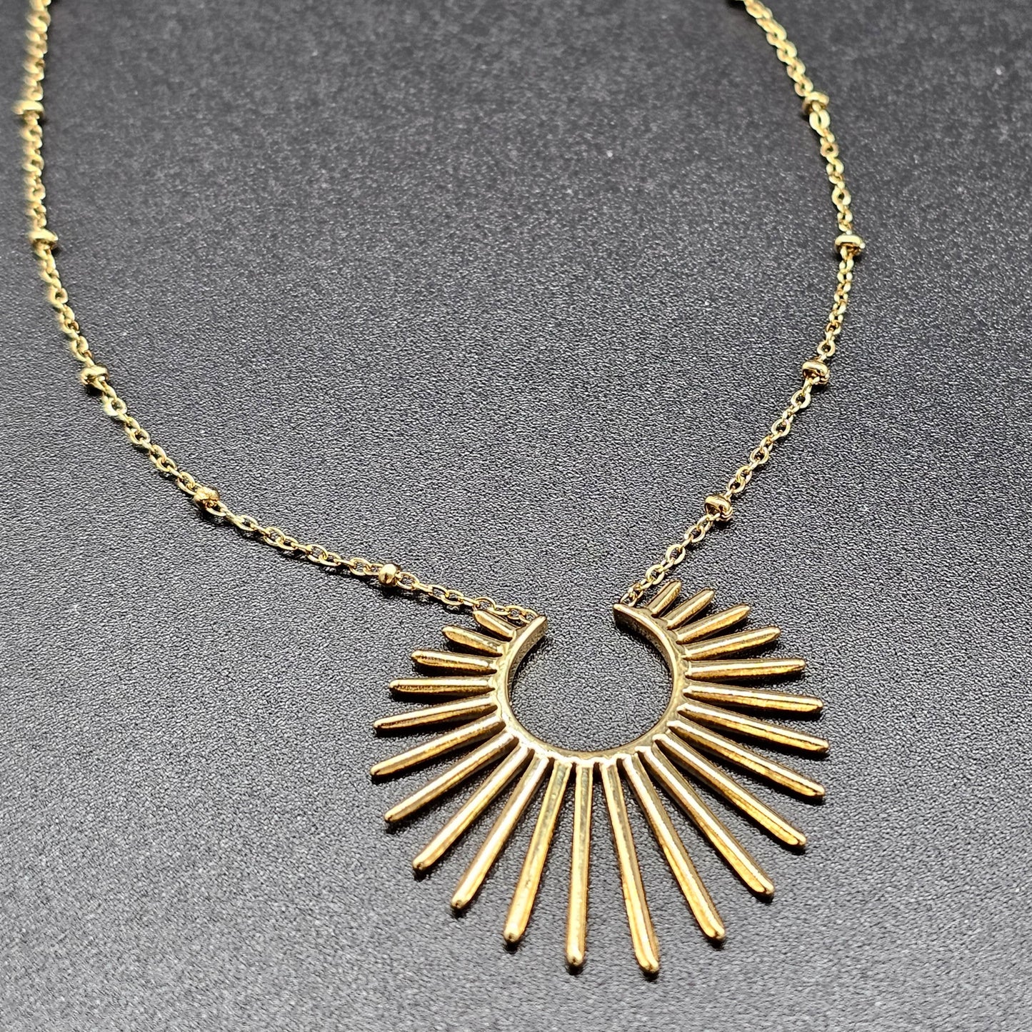 Collier acier inoxydable doré fine chaîne fantaisie maille forçat petites billes acier doré pendentif forme rayons de soleil