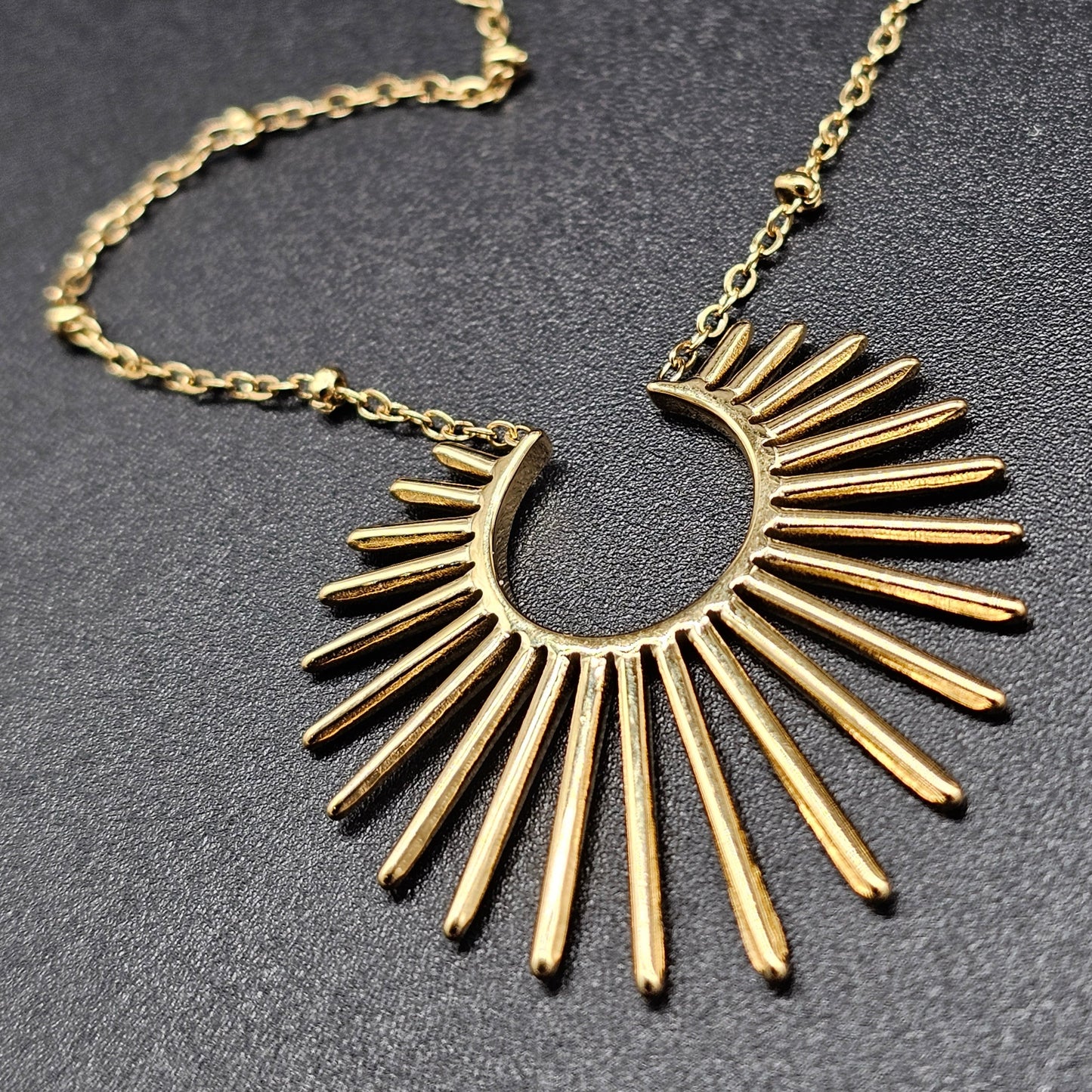 Collier acier inoxydable doré fine chaîne fantaisie maille forçat petites billes acier doré pendentif forme rayons de soleil