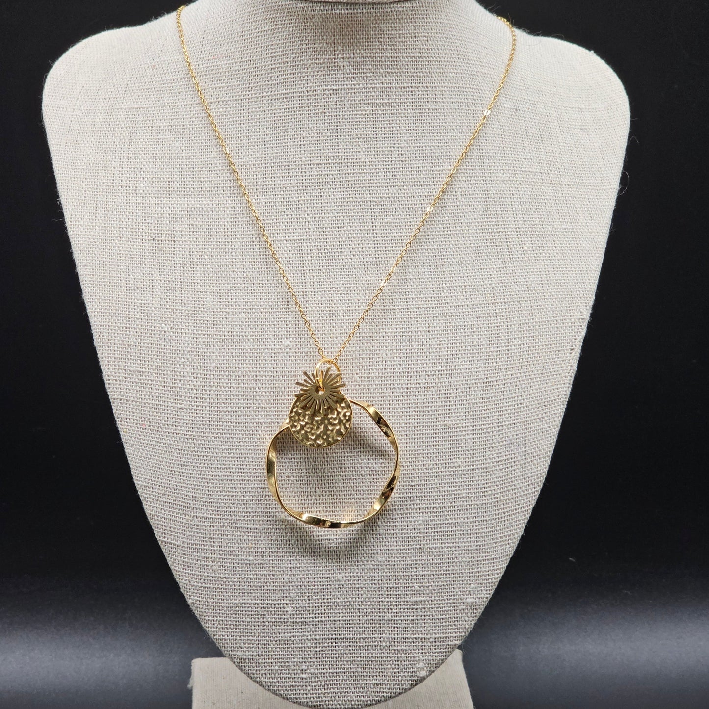 Collier acier inoxydable doré fine chaîne maille forçat trois pendentifs gros anneau torsadé médaillon acier martelé pampille "Eclat de Soleil"