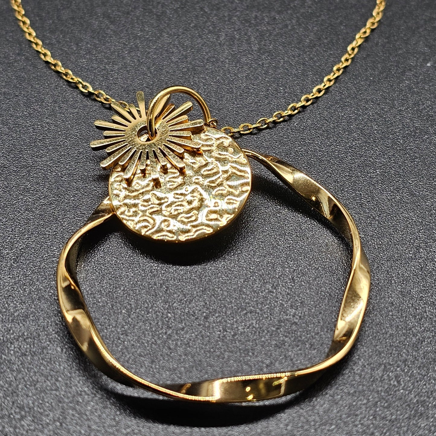 Collier acier inoxydable doré fine chaîne maille forçat trois pendentifs gros anneau torsadé médaillon acier martelé pampille "Eclat de Soleil"