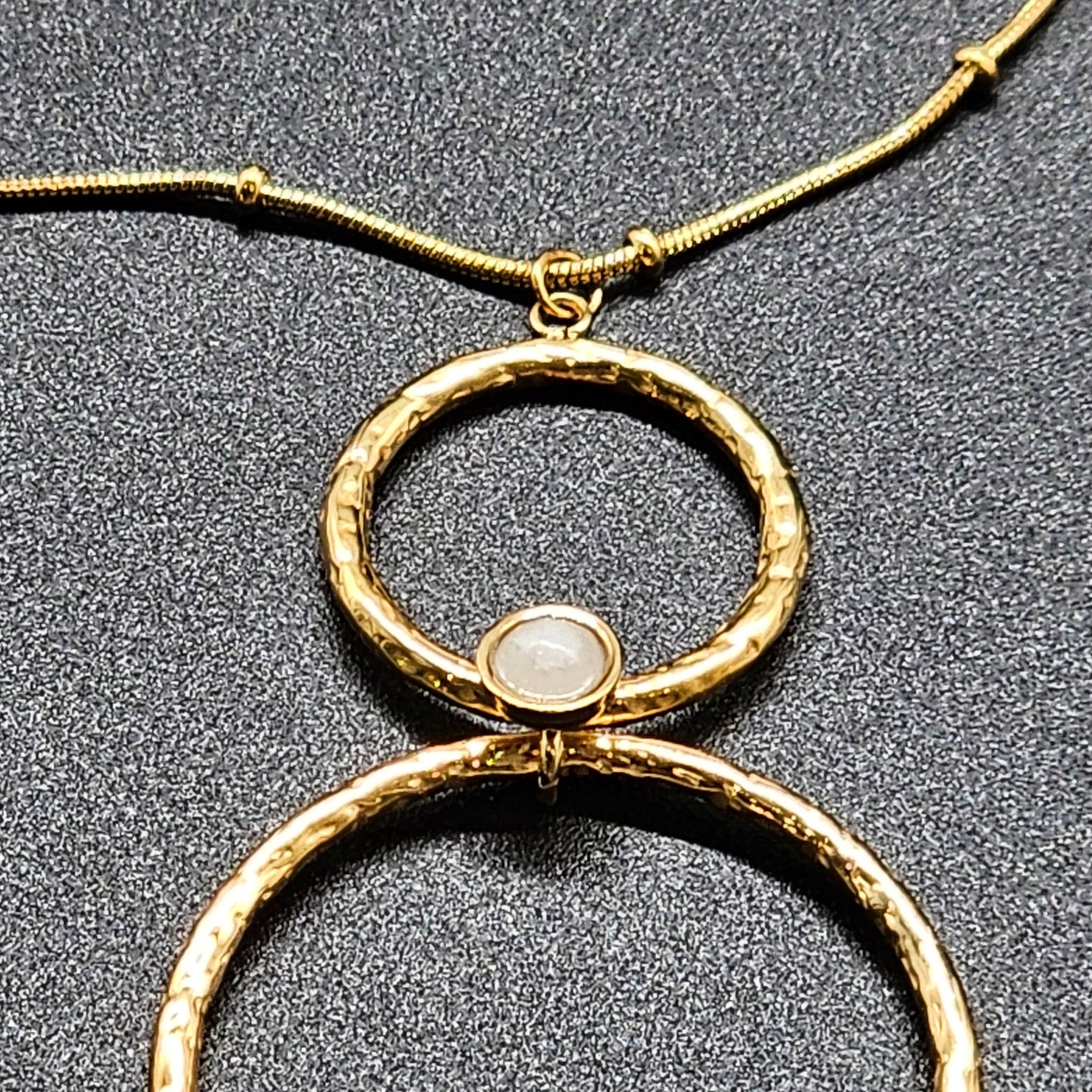 Collier doré acier inoxydable – Maille serpent et double anneau martelé