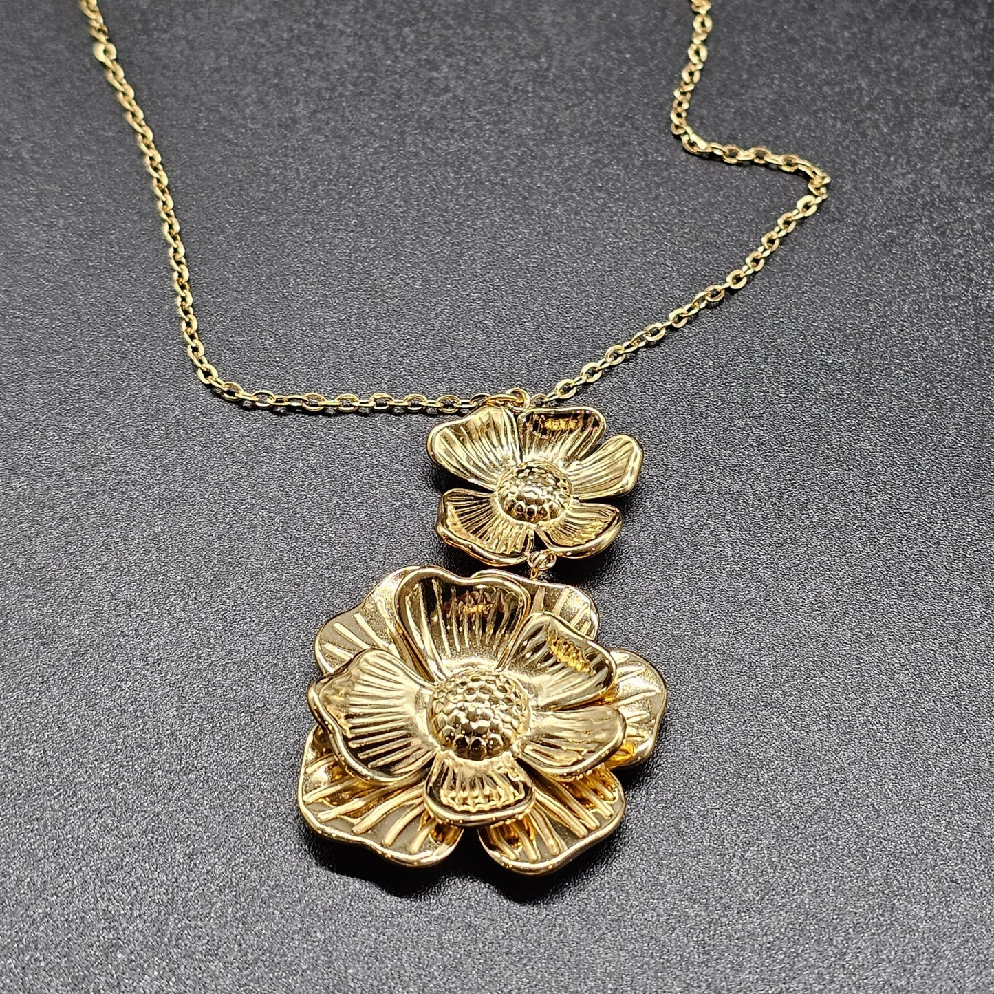 Collier doré acier inoxydable – pendentif de deux fleurs martelées