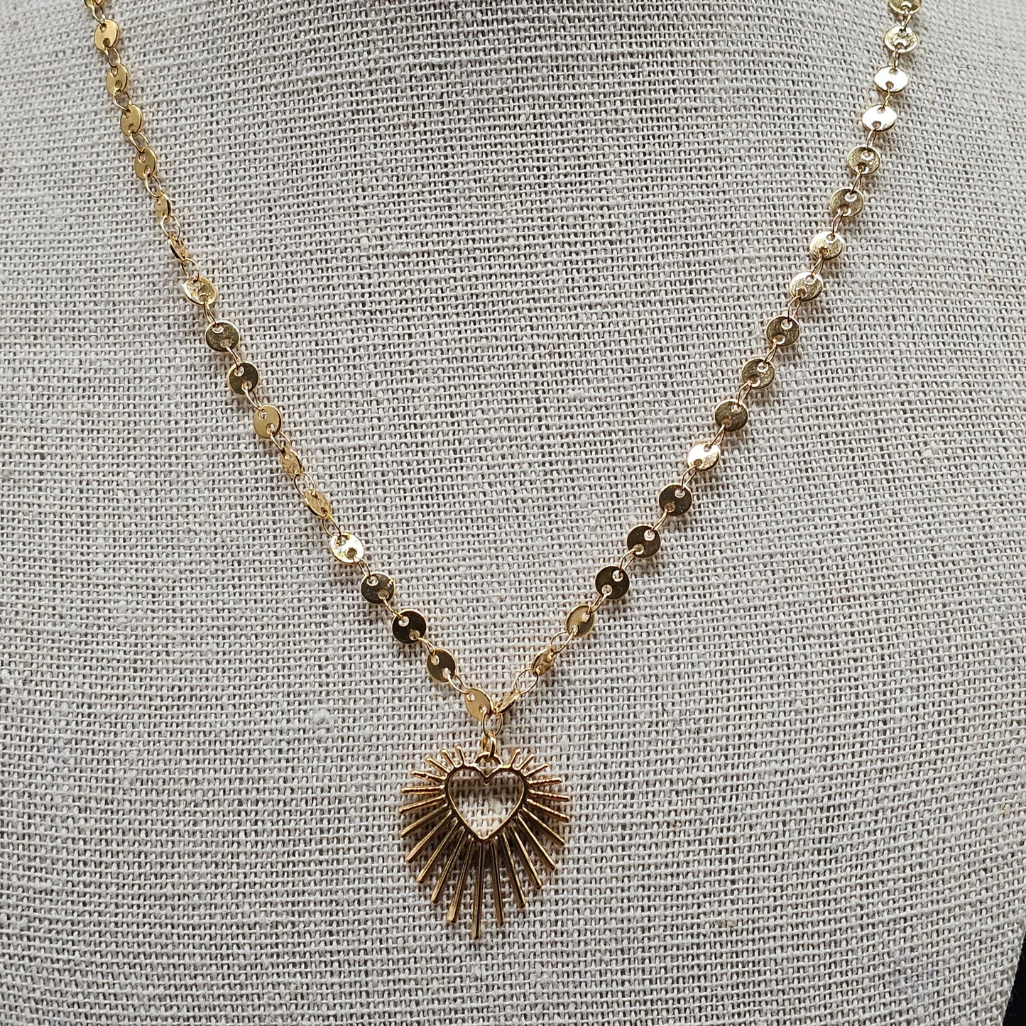 Collier soleil doré – chaîne maille fantaisie avec sequins – Acier inoxydable