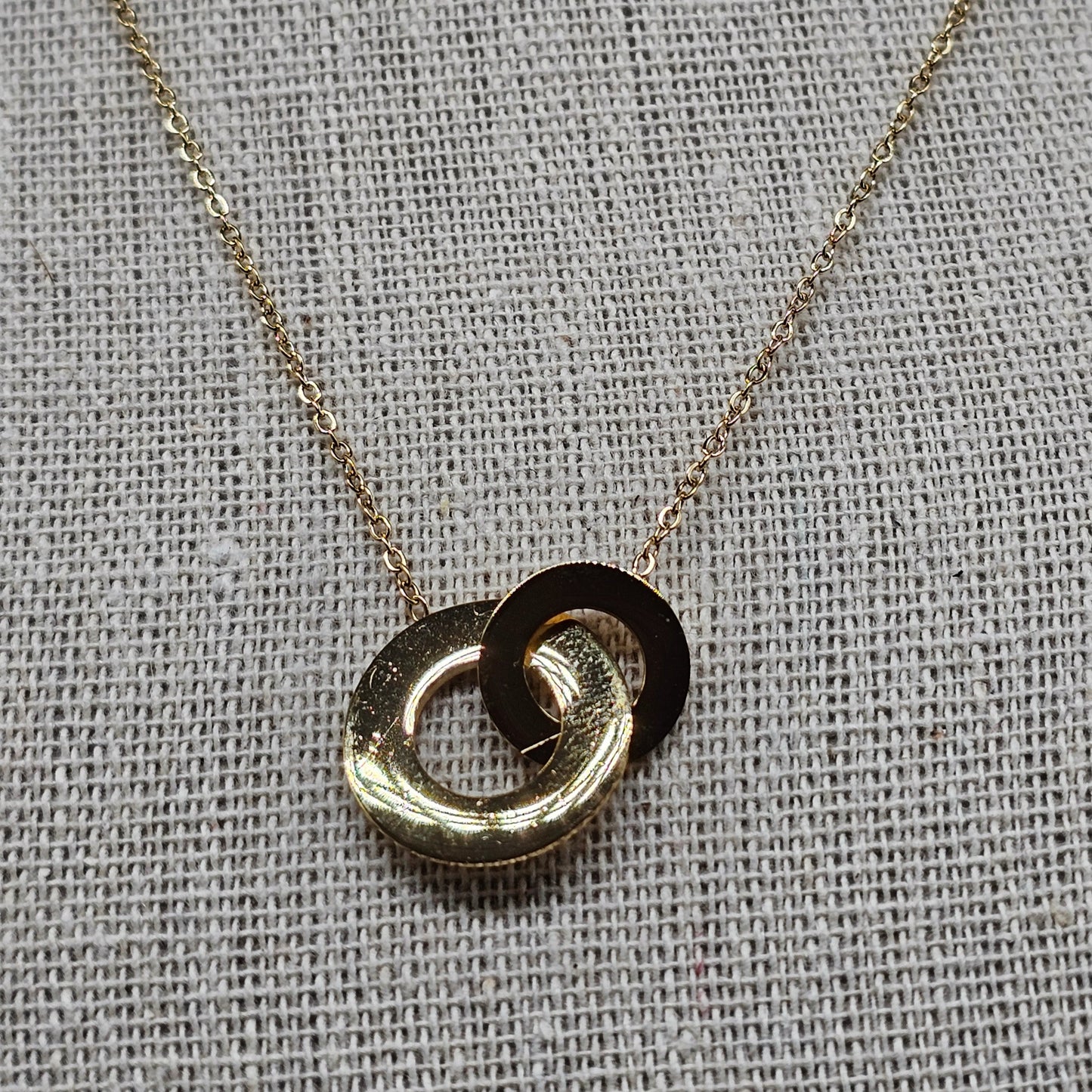 Collier “Toi & Moi” doré – double pendentif martelé acier inoxydable