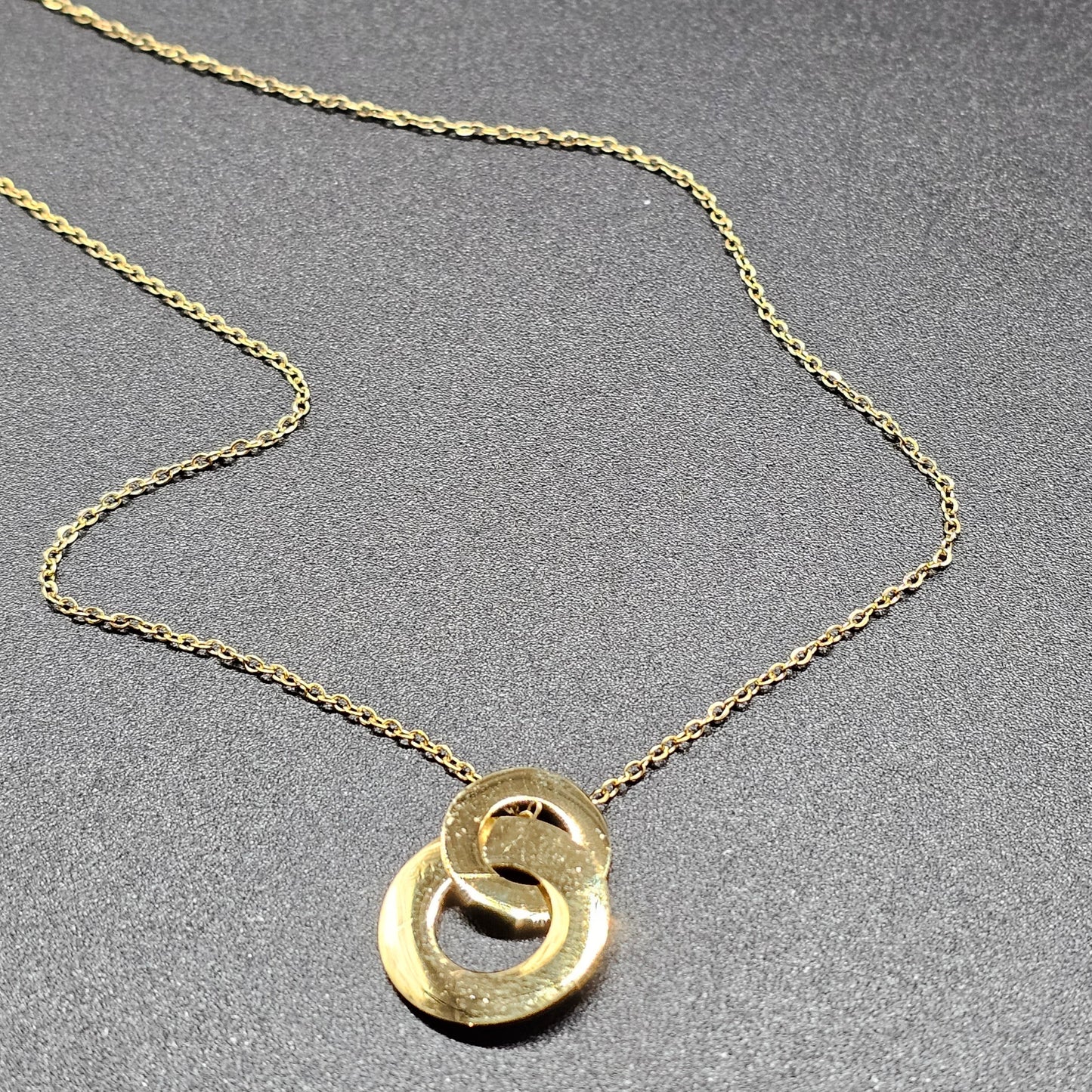Collier “Toi & Moi” doré – double pendentif martelé acier inoxydable