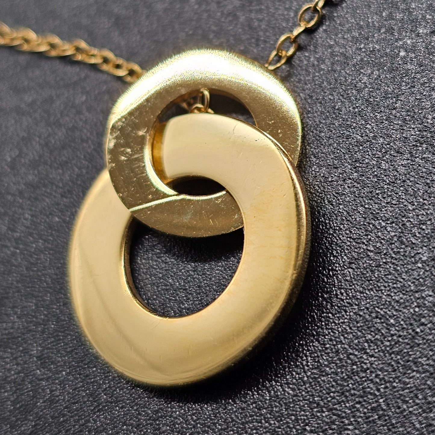 Collier “Toi & Moi” doré – double pendentif martelé acier inoxydable